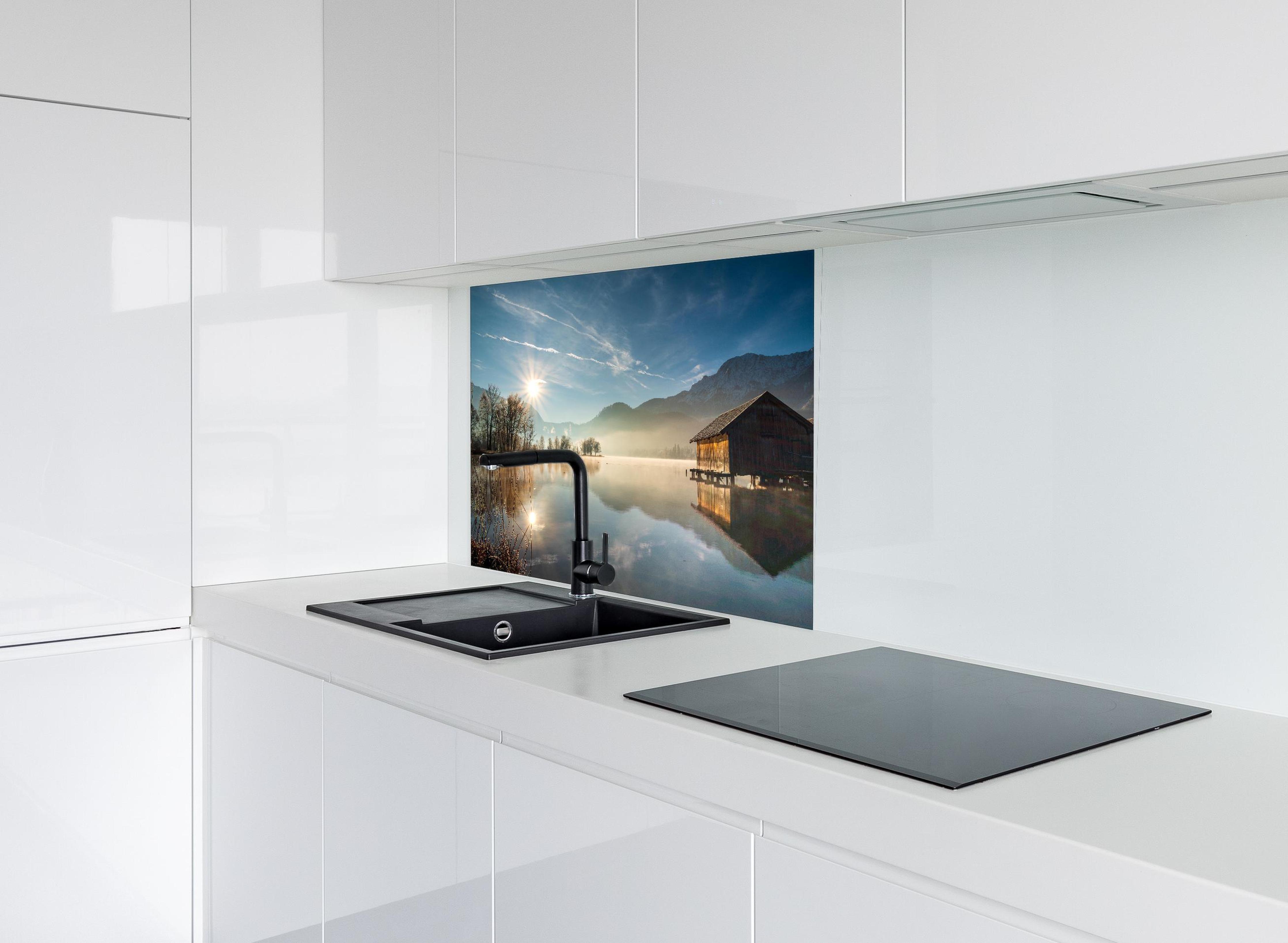 Spritzschutz - Morgensonnenblick über Bayerischen Kochelsee hinter modernem schwarz-matten Spülbecken in weißer Hochglanz-Küche