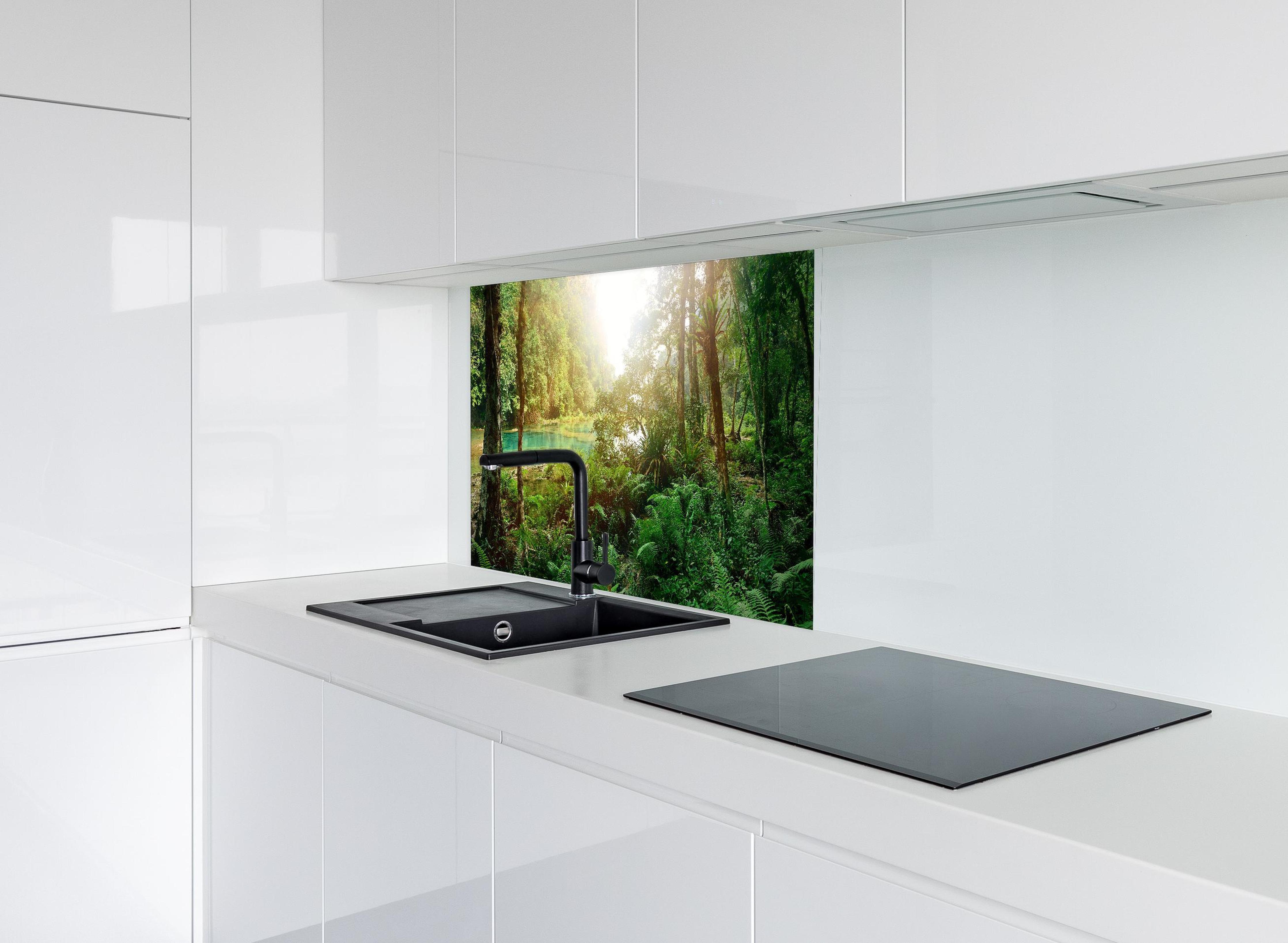 Spritzschutz - Mysteriöser Maya-Dschungel hinter modernem schwarz-matten Spülbecken in weißer Hochglanz-Küche