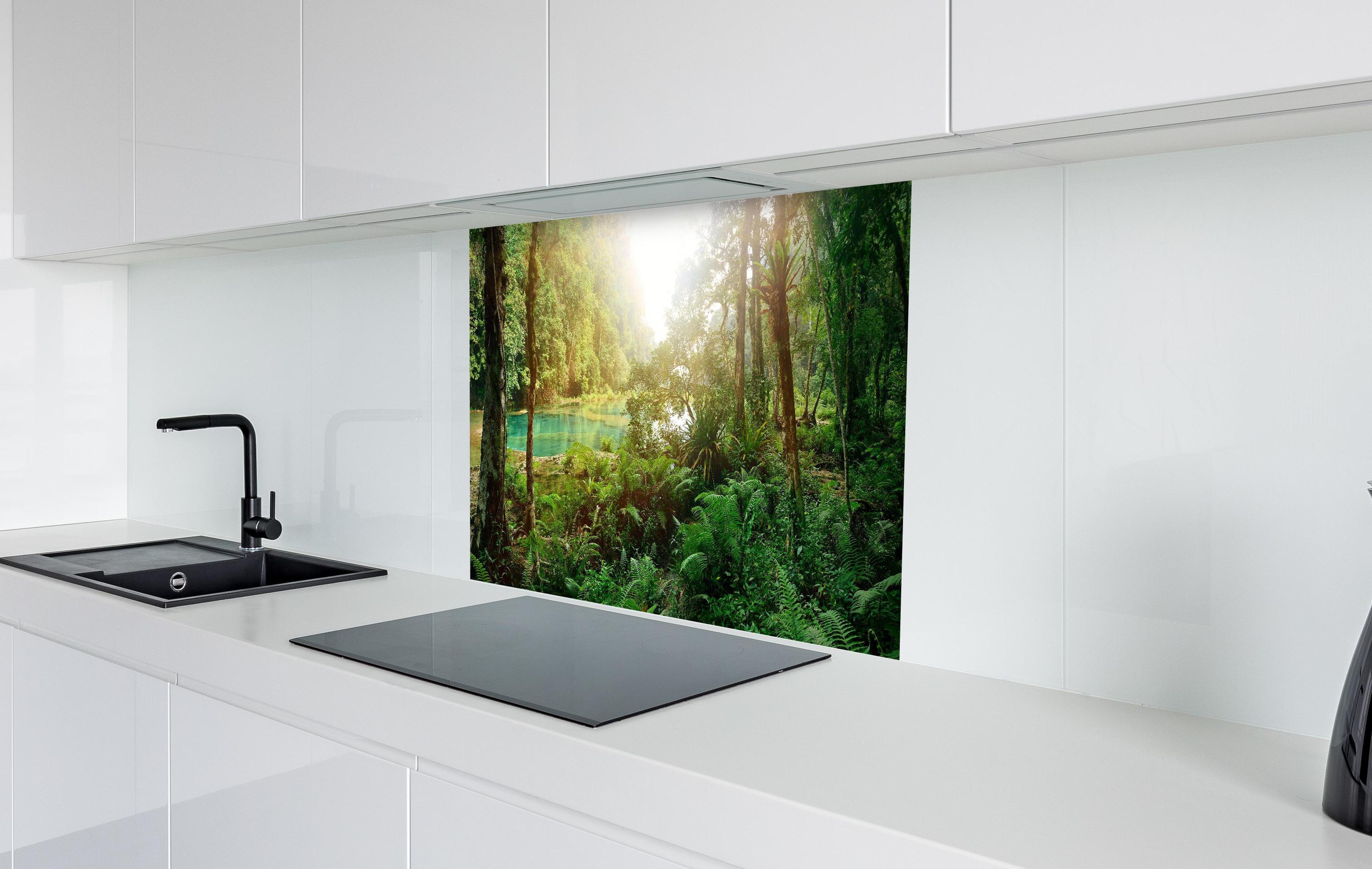 Spritzschutz - Mysteriöser Maya-Dschungel in weißer Hochglanz-Küche hinter einem Cerankochfeld