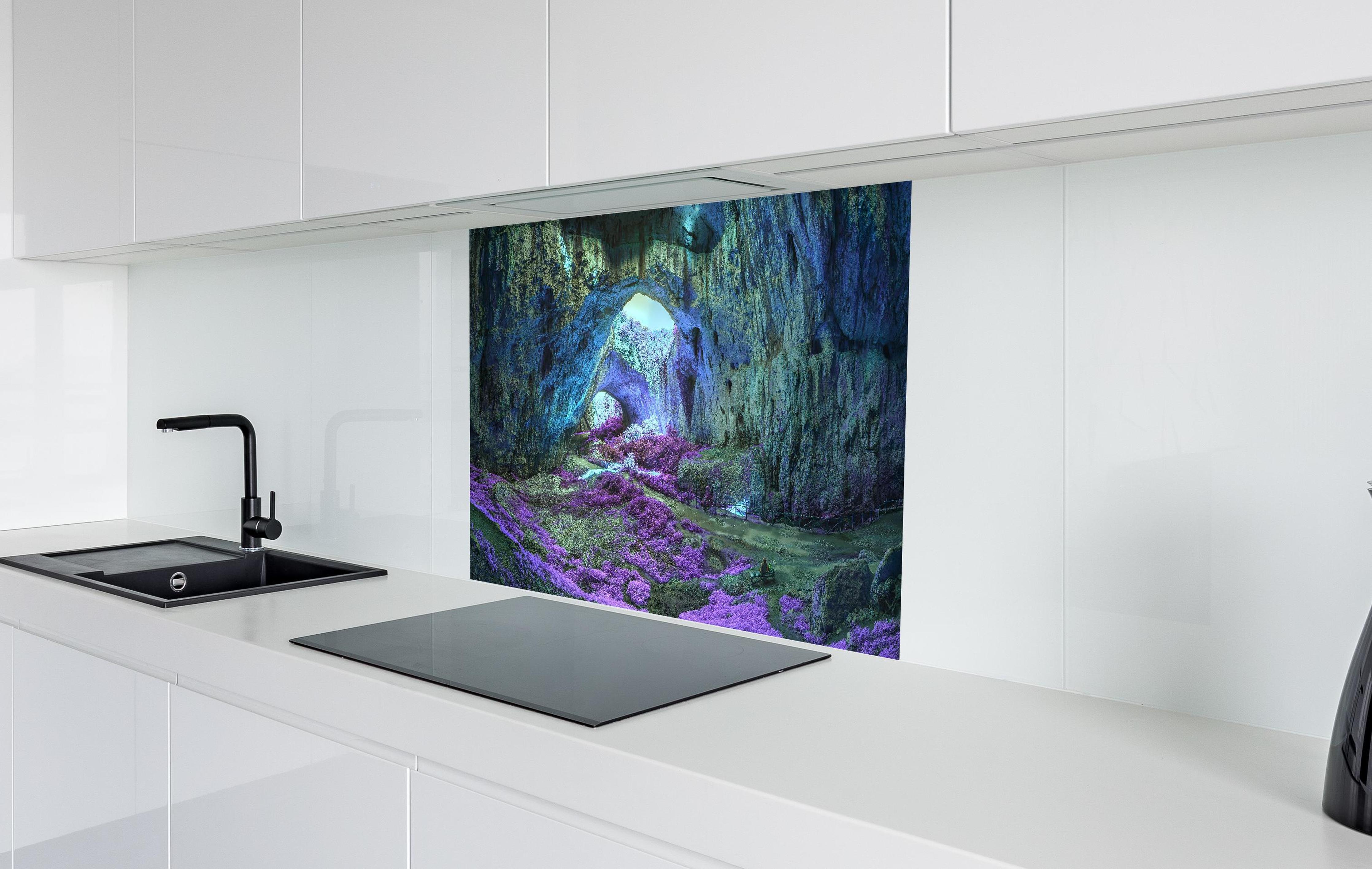 Spritzschutz - Mystische Höhle in fantastisch leuchtenden Farben in weißer Hochglanz-Küche hinter einem Cerankochfeld