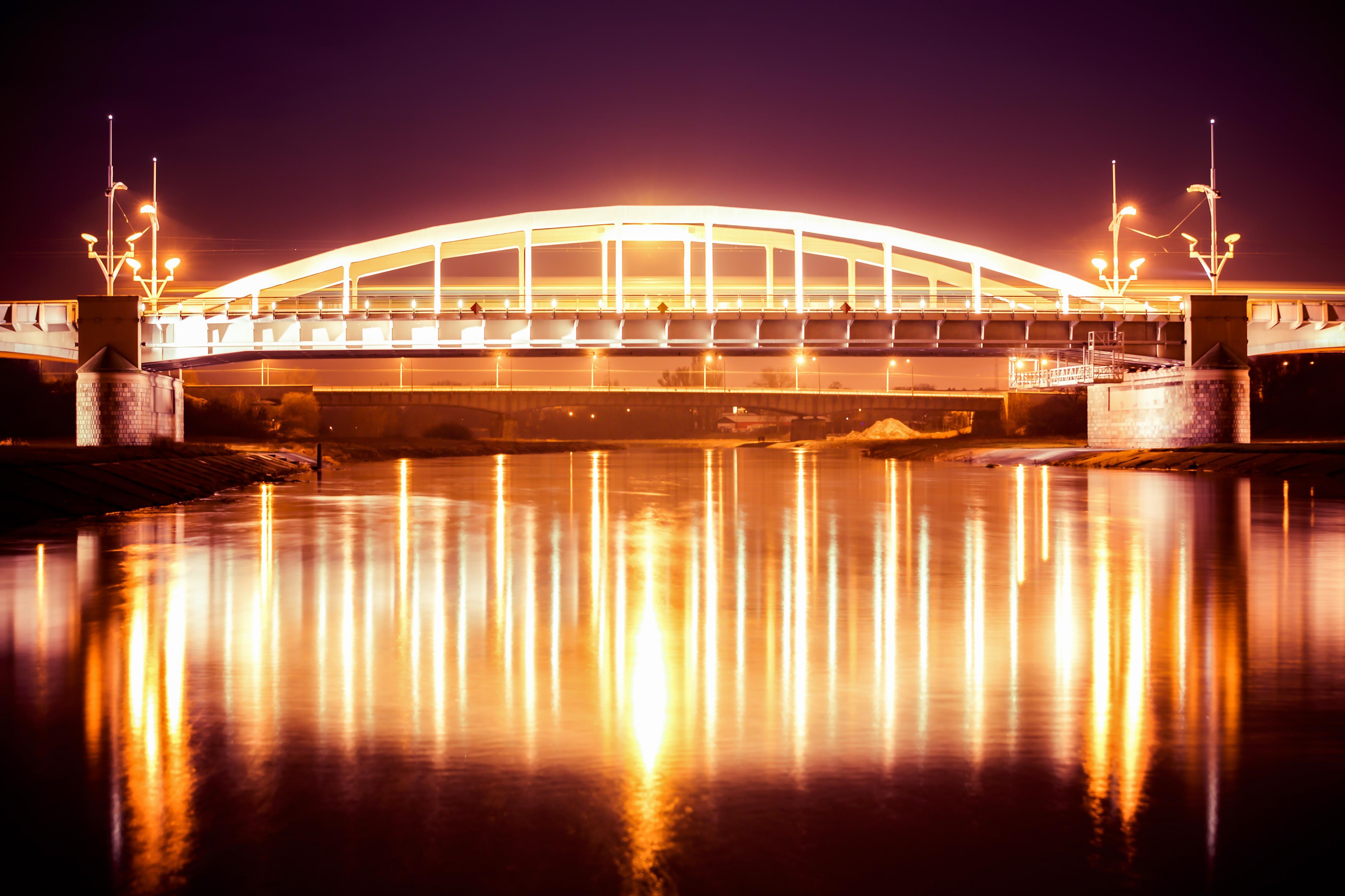 Spritzschutz-Nacht Blick auf eine Brücke über den Fluss Warta in Posen