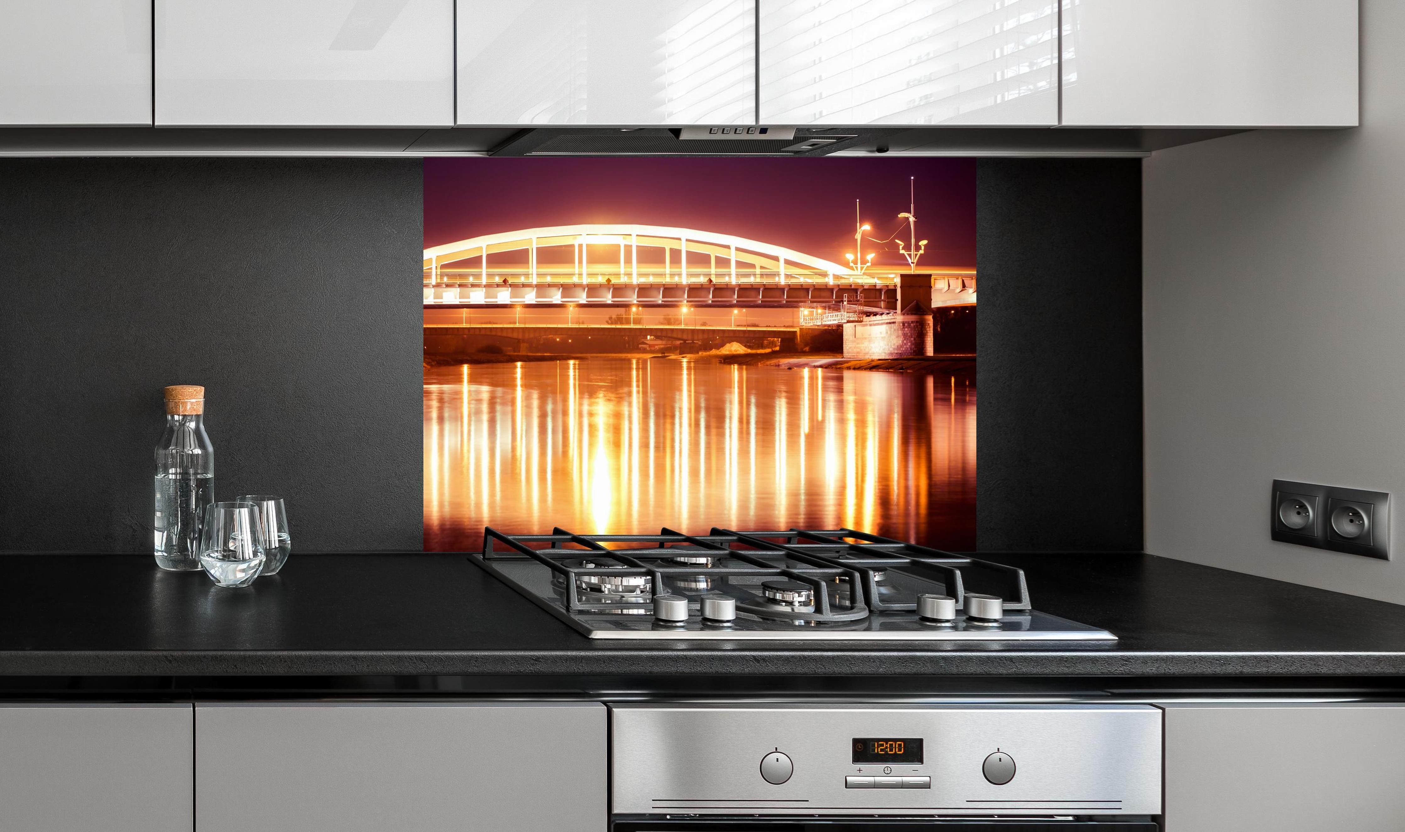 Spritzschutz - Nacht Blick auf eine Brücke über den Fluss Warta in Posen an edler Anthrazit-Wand hinter silbernem Gasherd