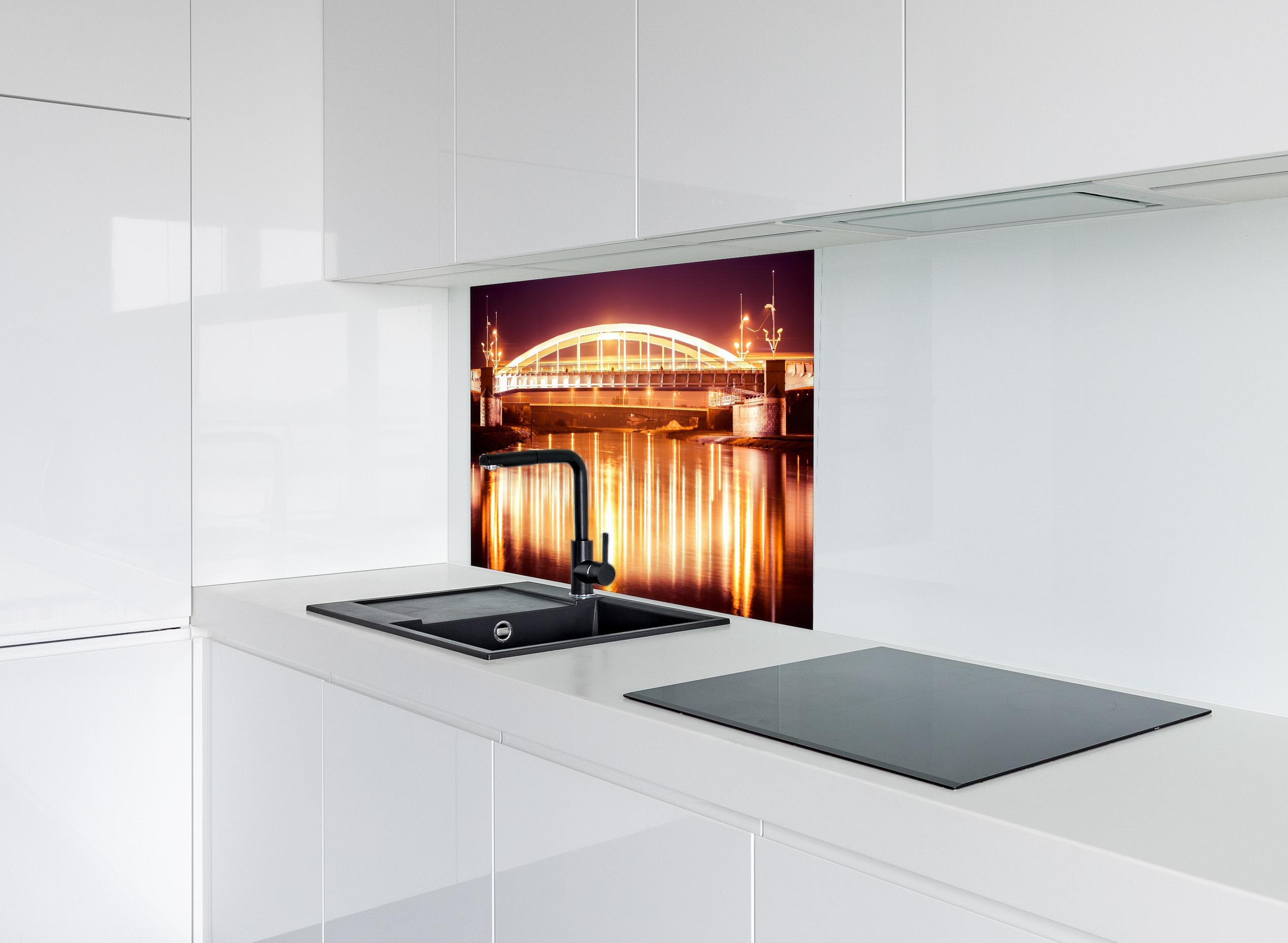 Spritzschutz - Nacht Blick auf eine Brücke über den Fluss Warta in Posen hinter modernem schwarz-matten Spülbecken in weißer Hochglanz-Küche