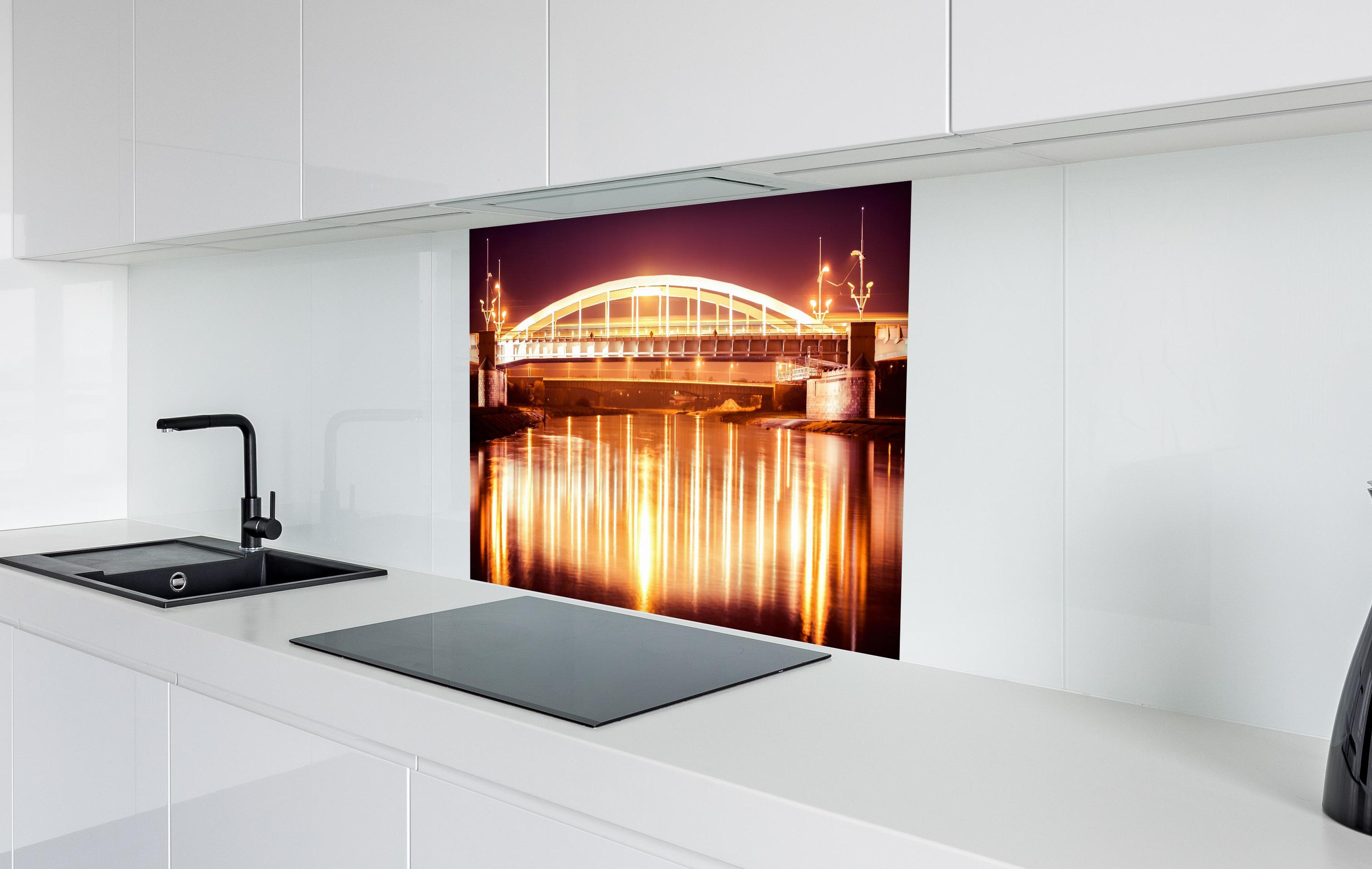 Spritzschutz - Nacht Blick auf eine Brücke über den Fluss Warta in Posen in weißer Hochglanz-Küche hinter einem Cerankochfeld