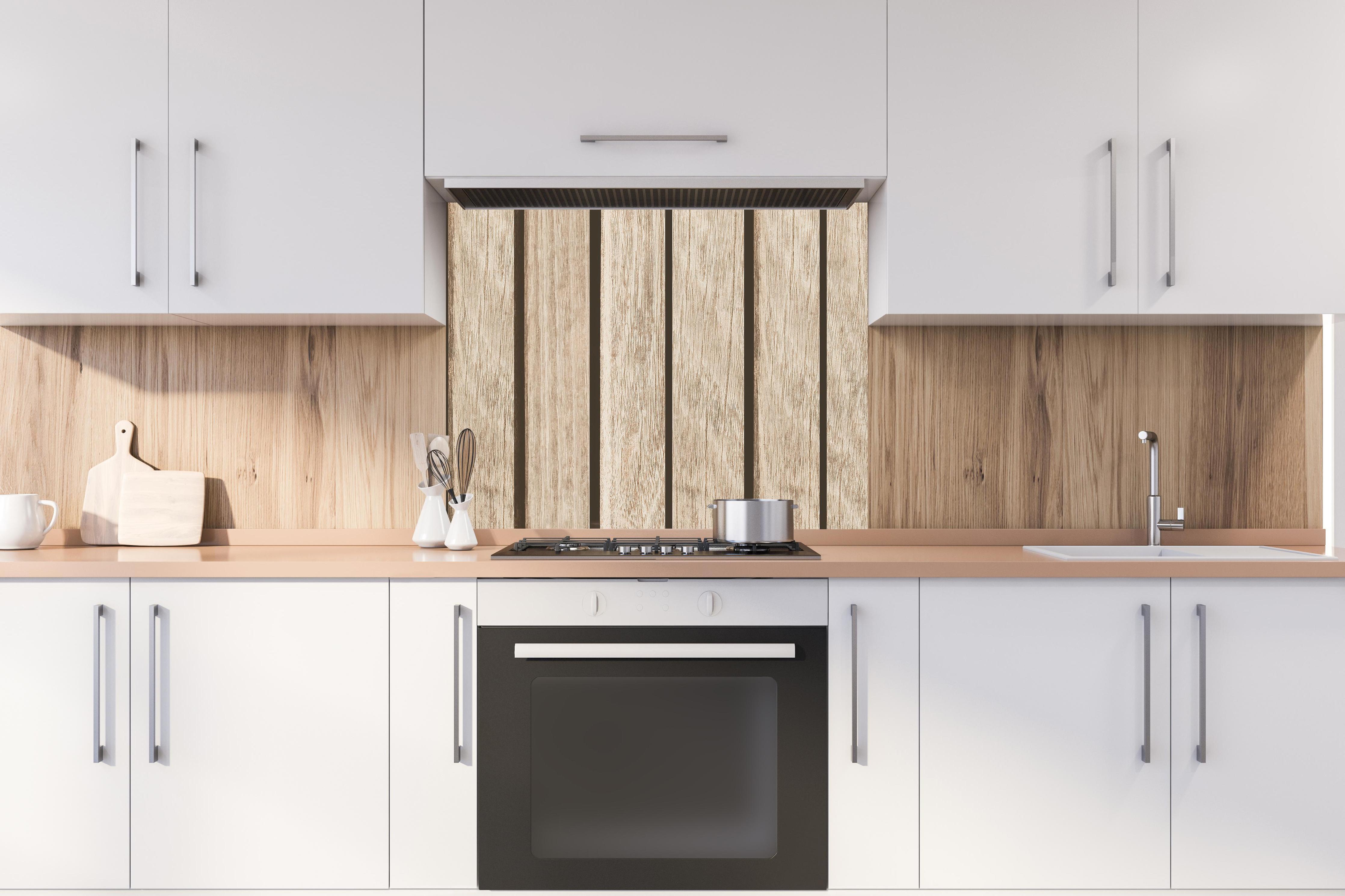 Spritzschutz - Natürliches Holzdielenmuster hinter stilvollem Gasherd unter Dunstabzugshaube