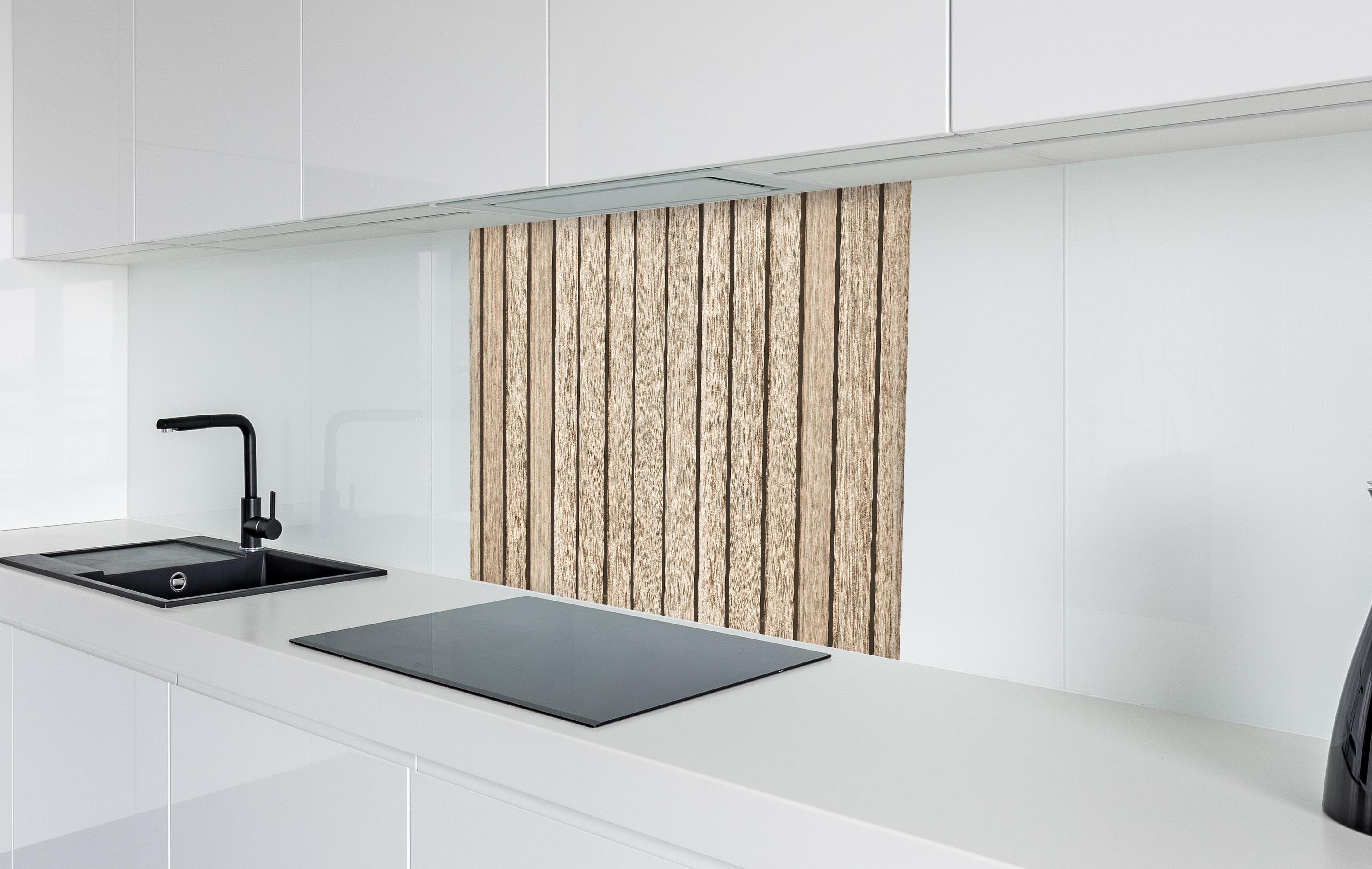 Spritzschutz - Natürliches Holzdielenmuster in weißer Hochglanz-Küche hinter einem Cerankochfeld