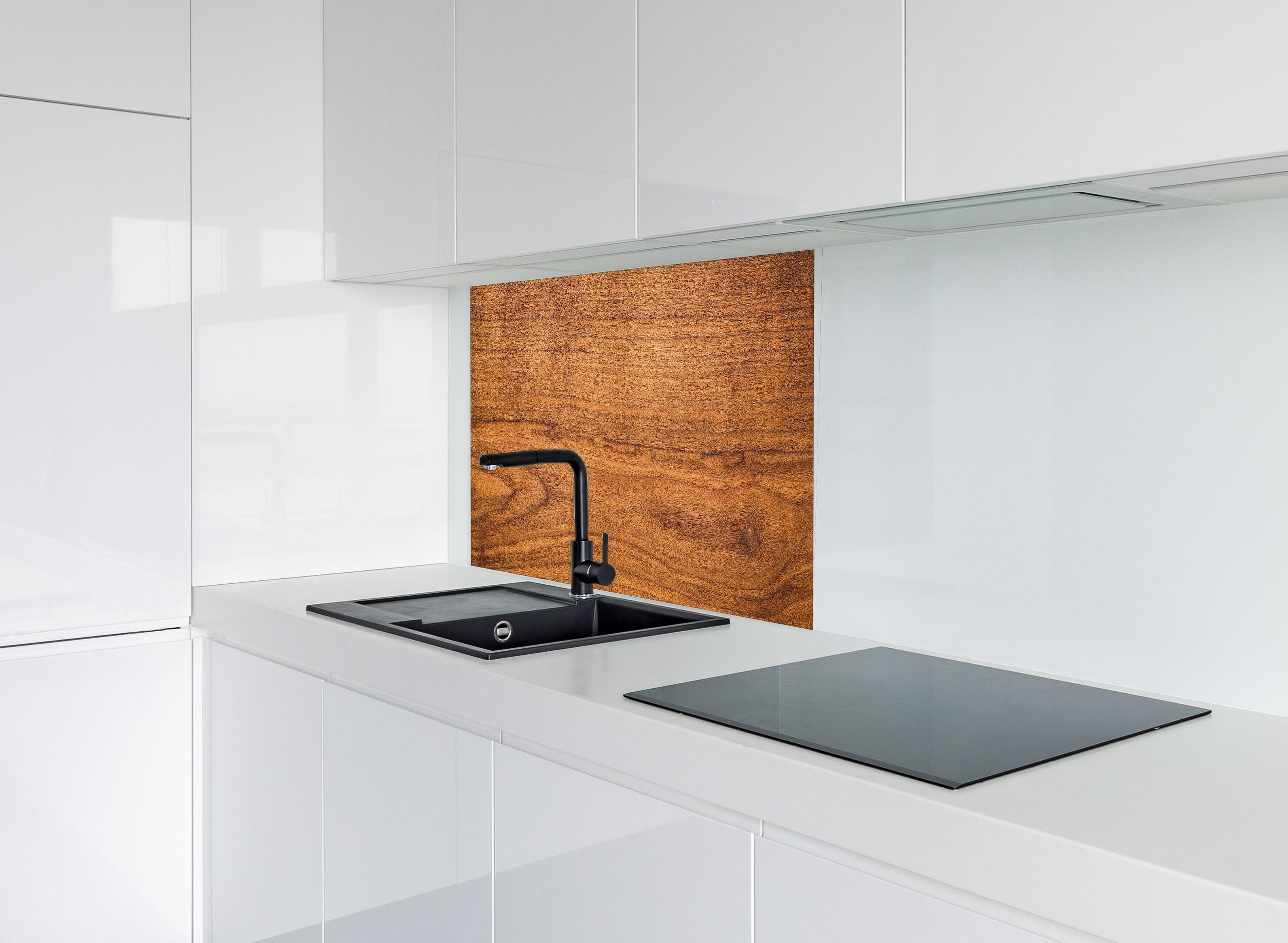Spritzschutz - Natürliches sattes Eichenholz hinter modernem schwarz-matten Spülbecken in weißer Hochglanz-Küche