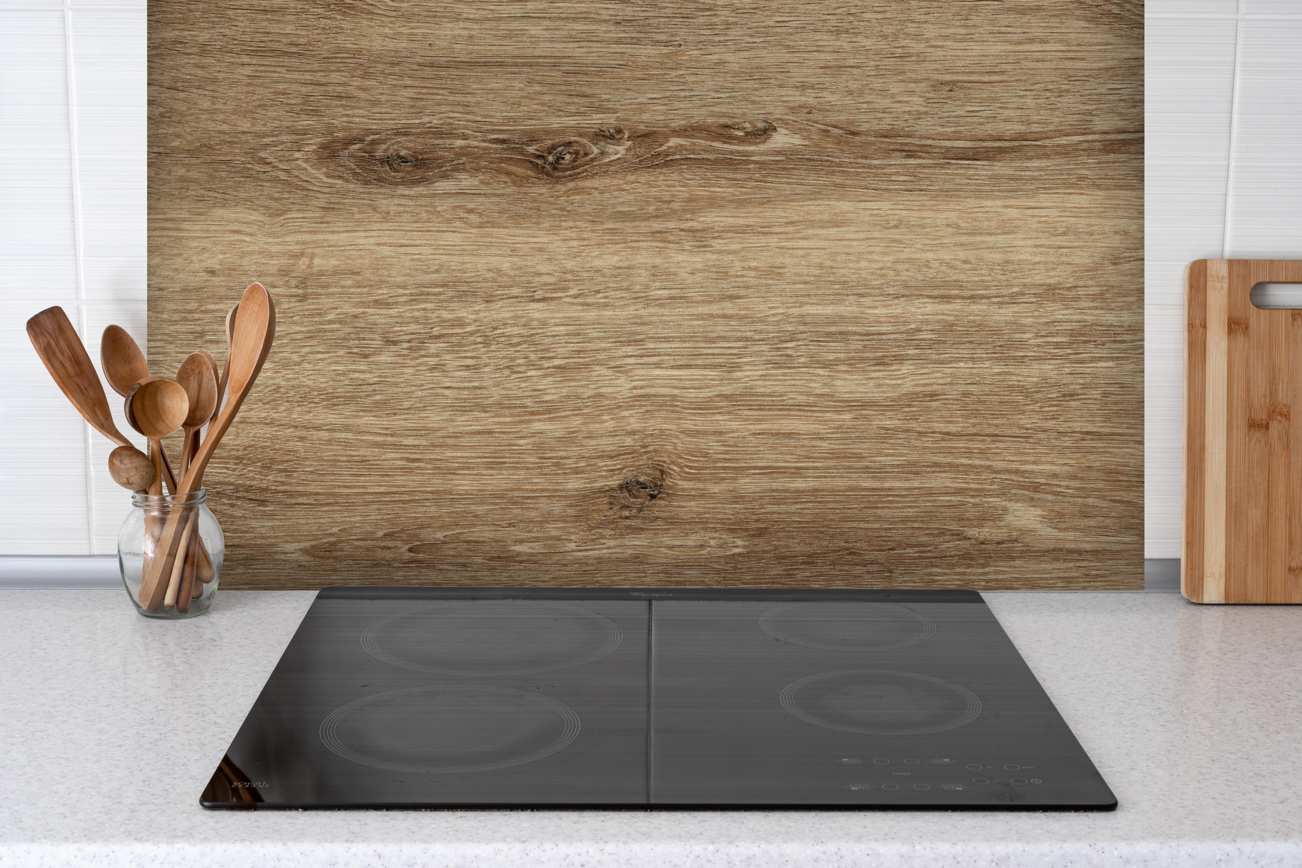 Spritzschutz - Naturbraune Altholztextur 1 hinter einem Cerankochfeld zwischen Holz-Kochutensilien