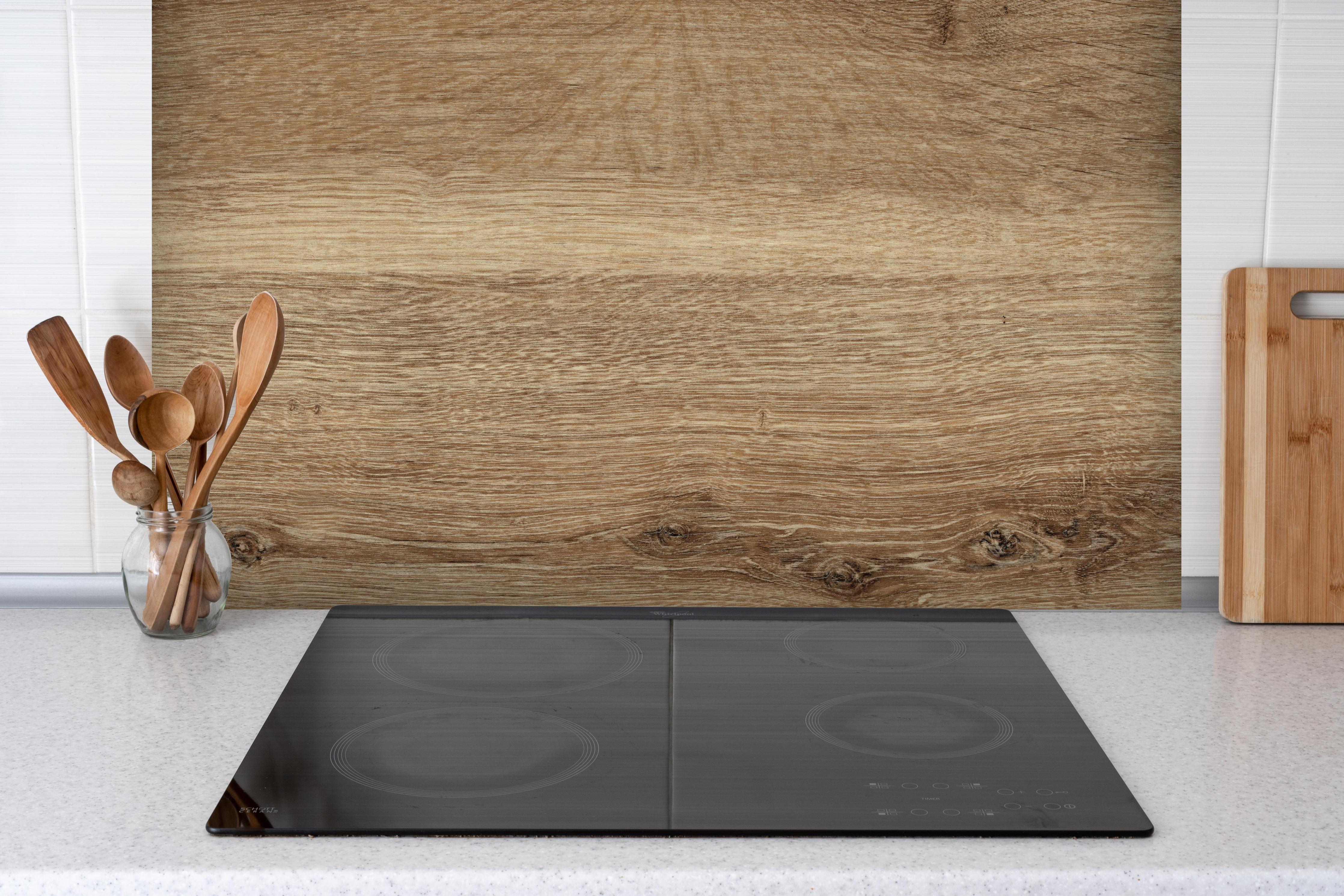Spritzschutz - Naturbraune Altholztextur 2 hinter einem Cerankochfeld zwischen Holz-Kochutensilien