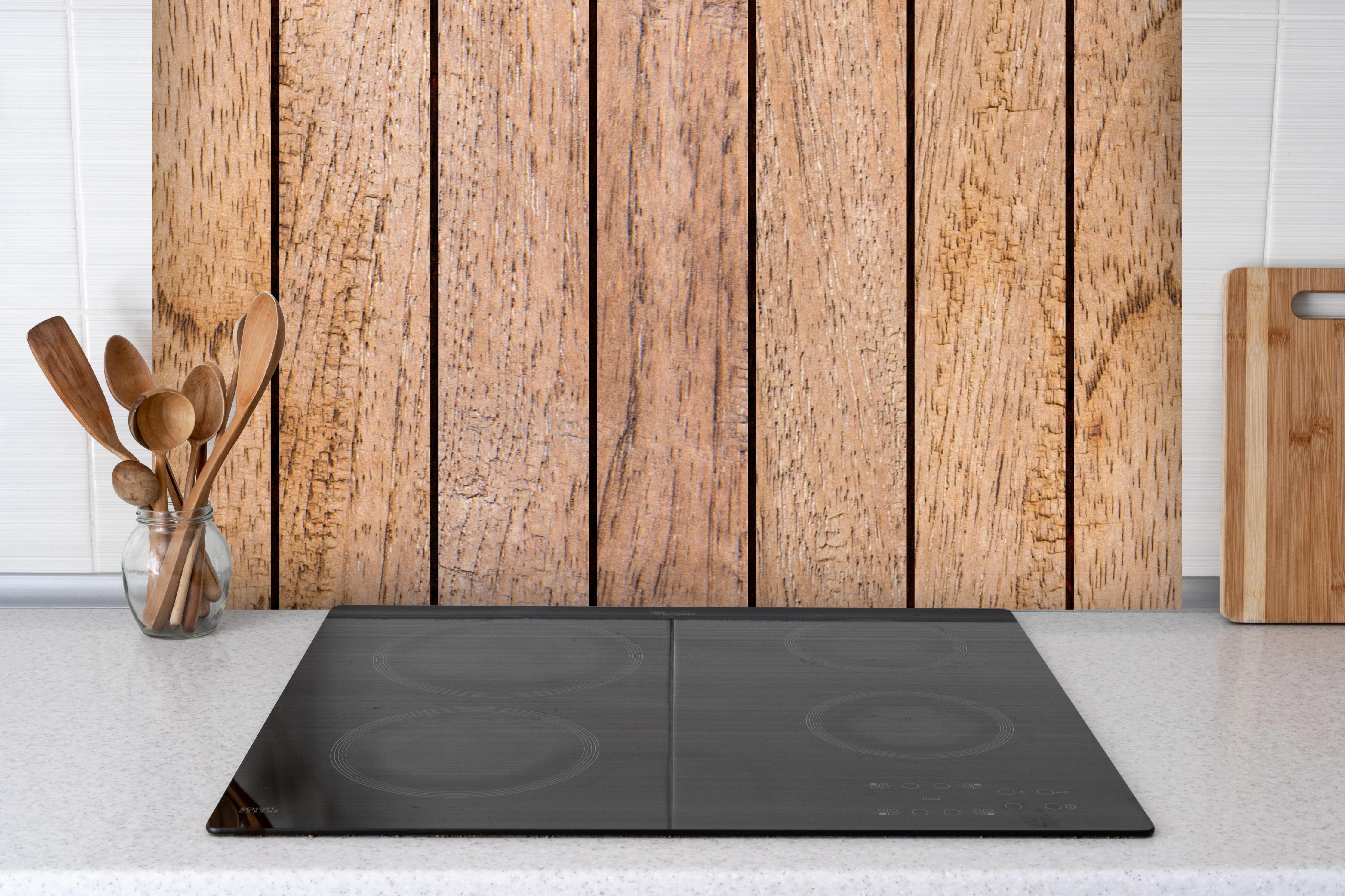 Spritzschutz - Naturholz Bretter Muster hinter einem Cerankochfeld zwischen Holz-Kochutensilien