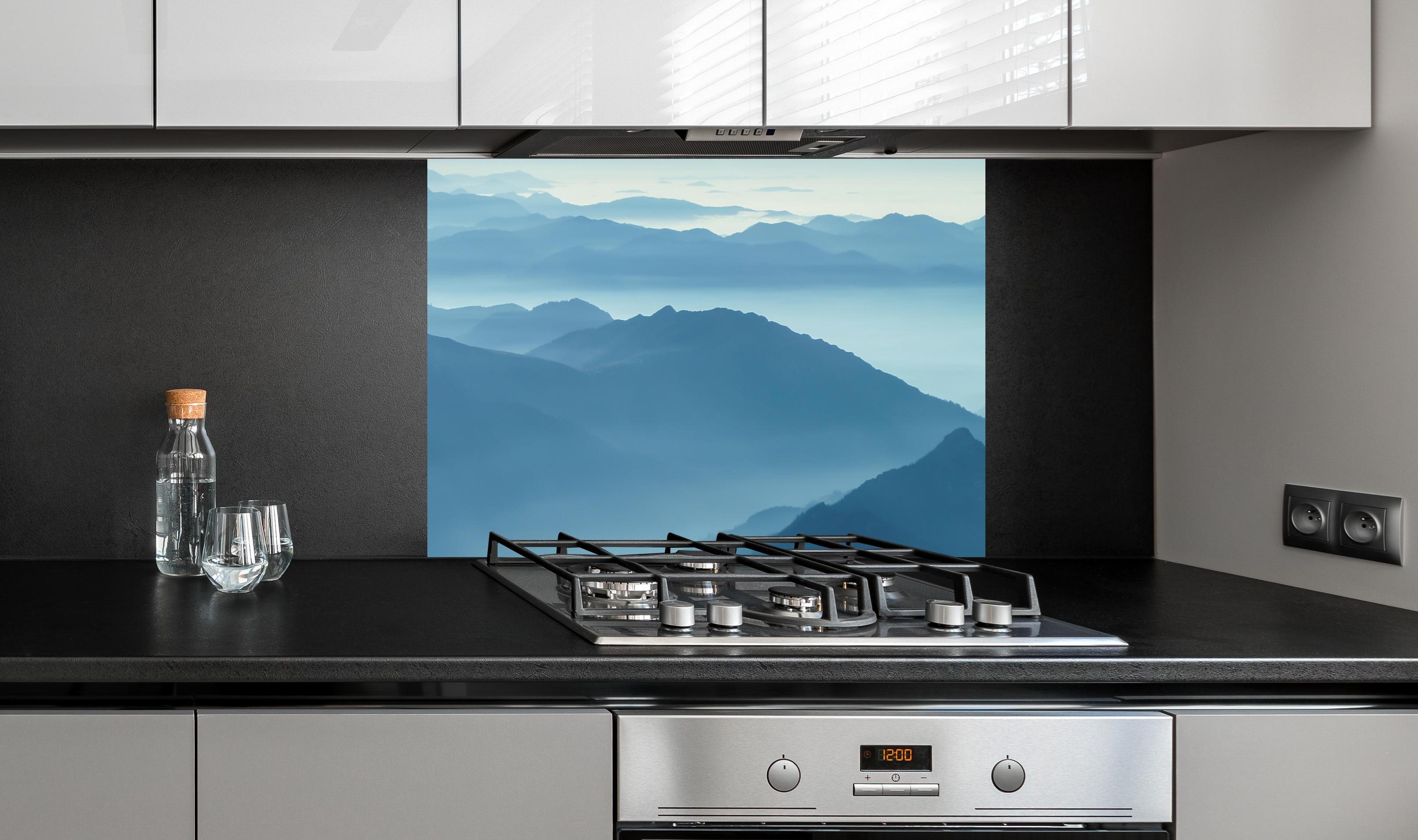 Spritzschutz - Nebelschwaden in den Tälern des Voralpenlandes an edler Anthrazit-Wand hinter silbernem Gasherd