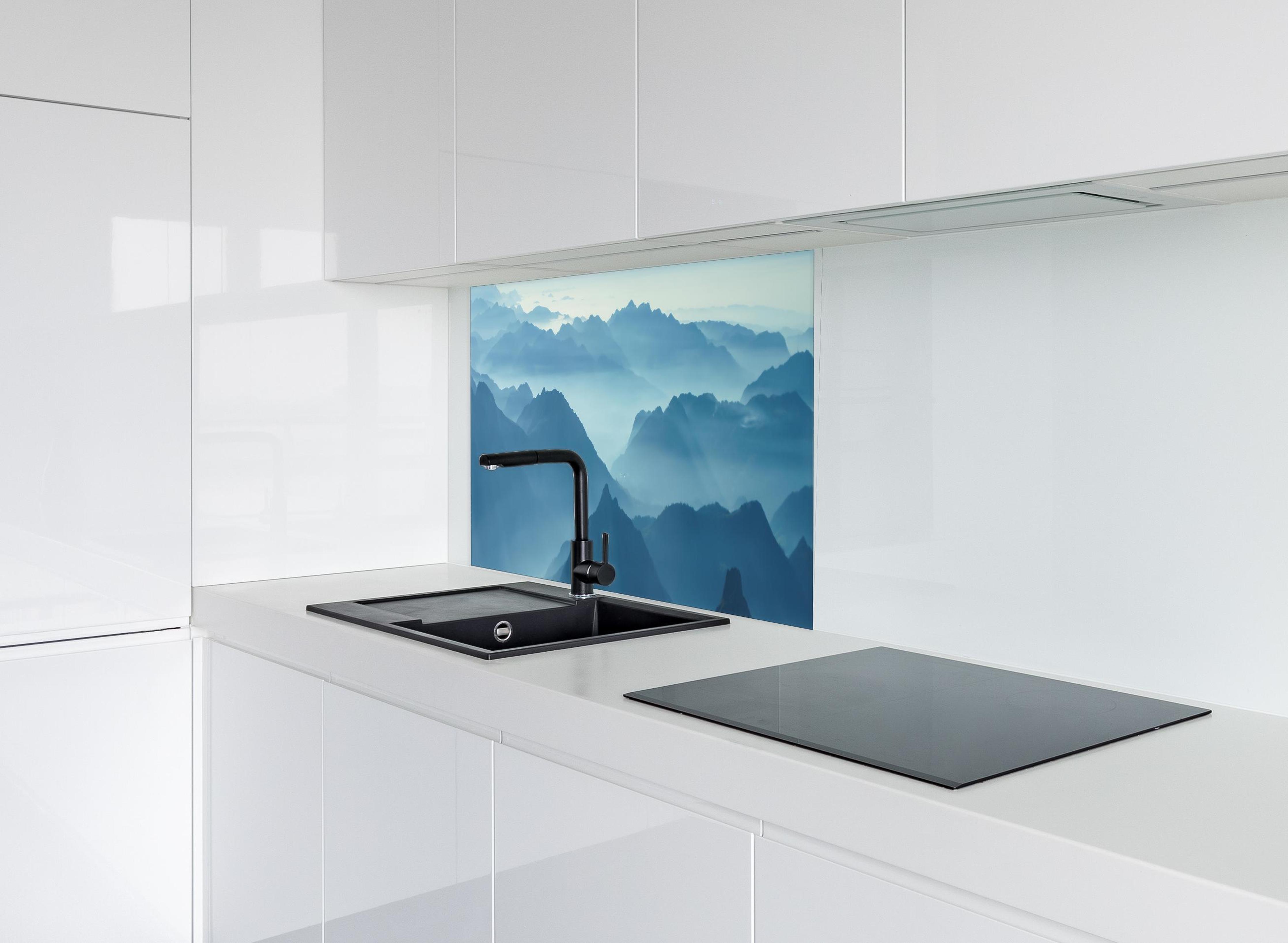 Spritzschutz - Nebelschwaden in den Tälern des Voralpenlandes hinter modernem schwarz-matten Spülbecken in weißer Hochglanz-Küche