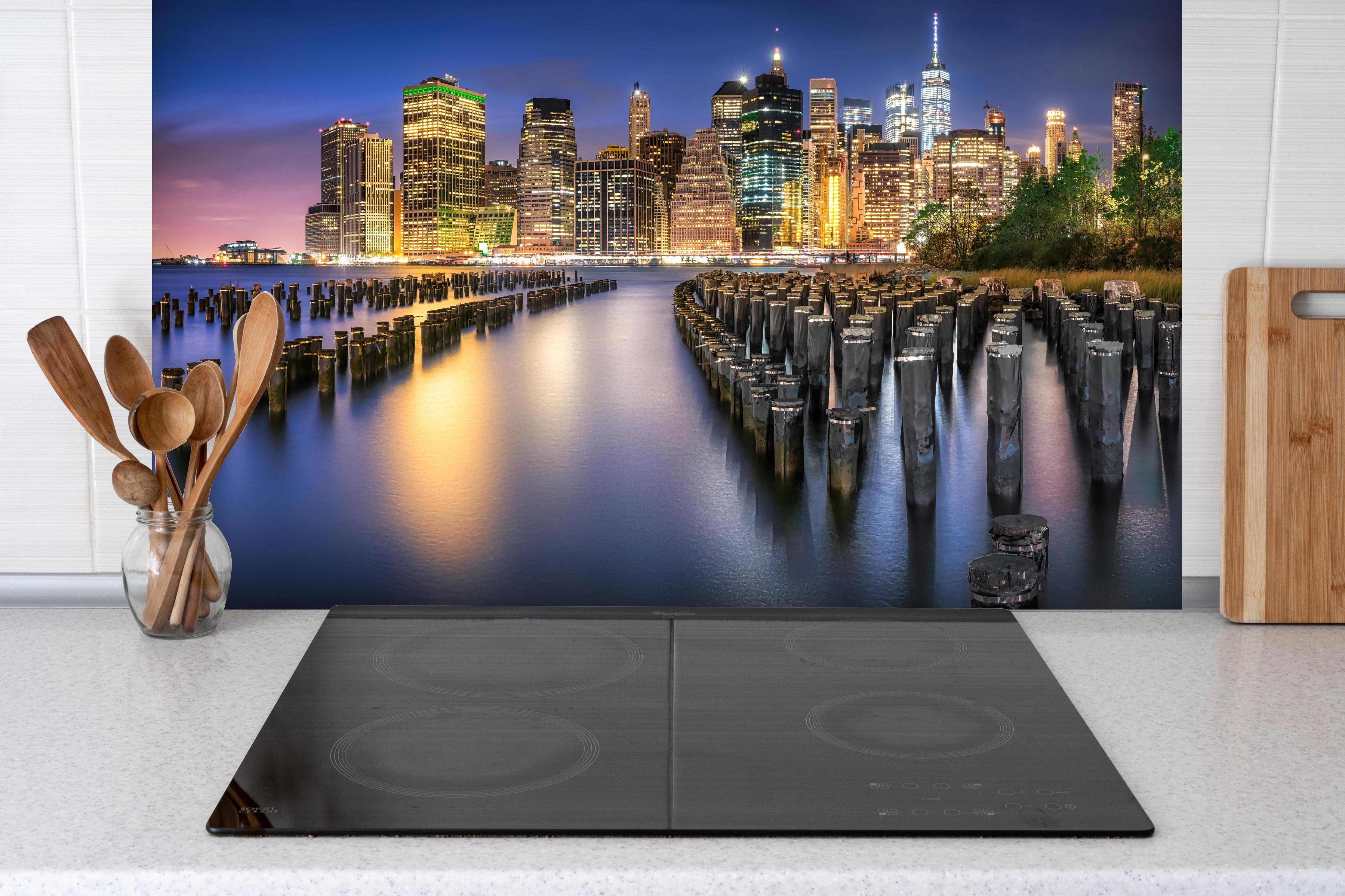 Spritzschutz - New York City Skyline hinter einem Cerankochfeld zwischen Holz-Kochutensilien