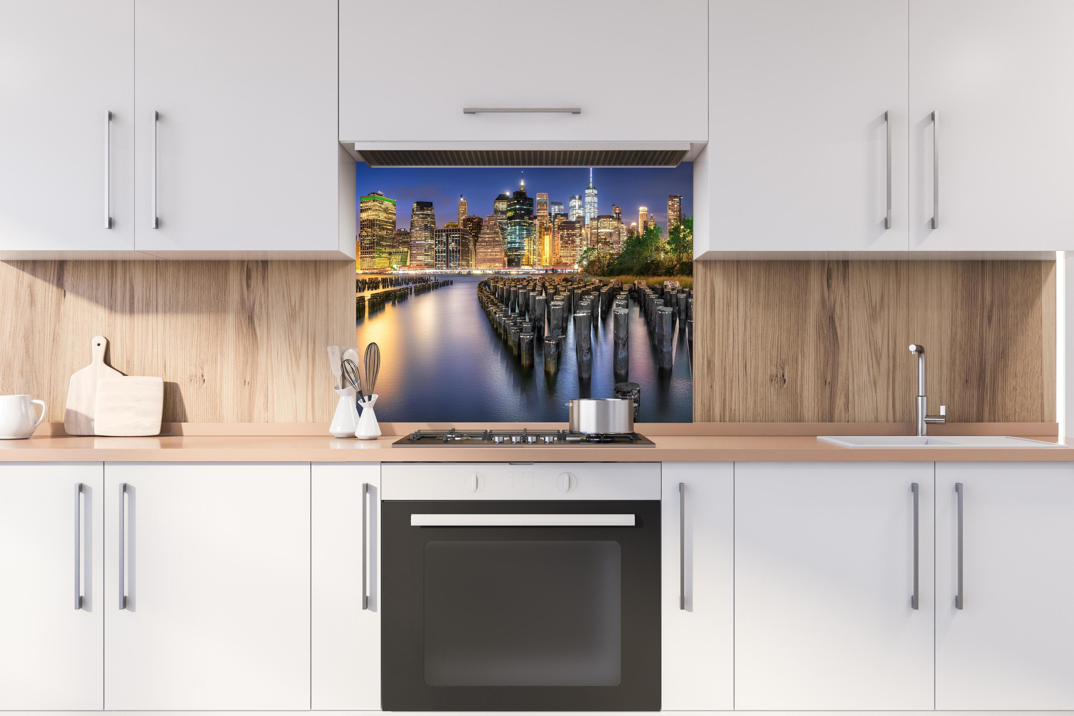 Spritzschutz - New York City Skyline hinter stilvollem Gasherd unter Dunstabzugshaube
