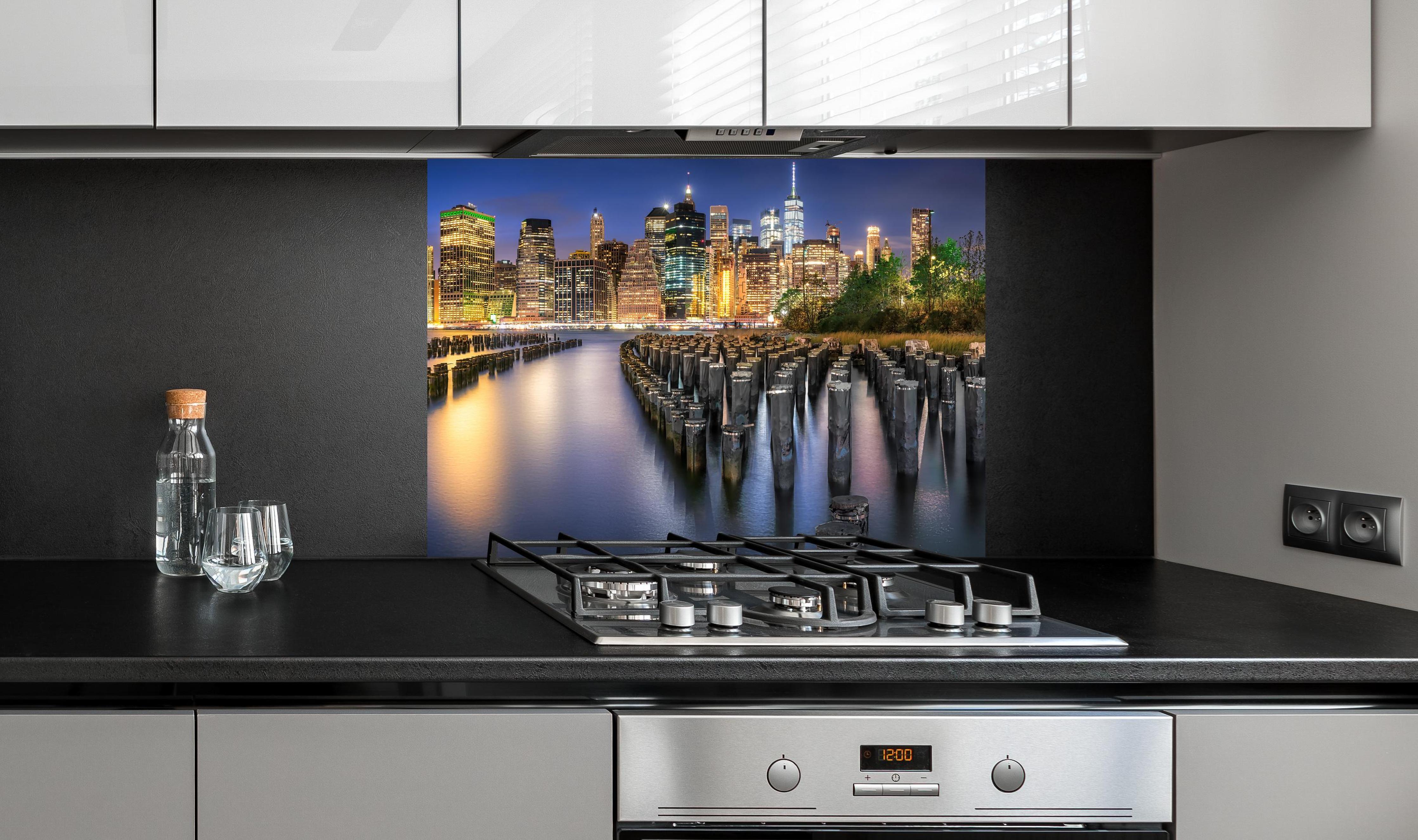 Spritzschutz - New York City Skyline an edler Anthrazit-Wand hinter silbernem Gasherd