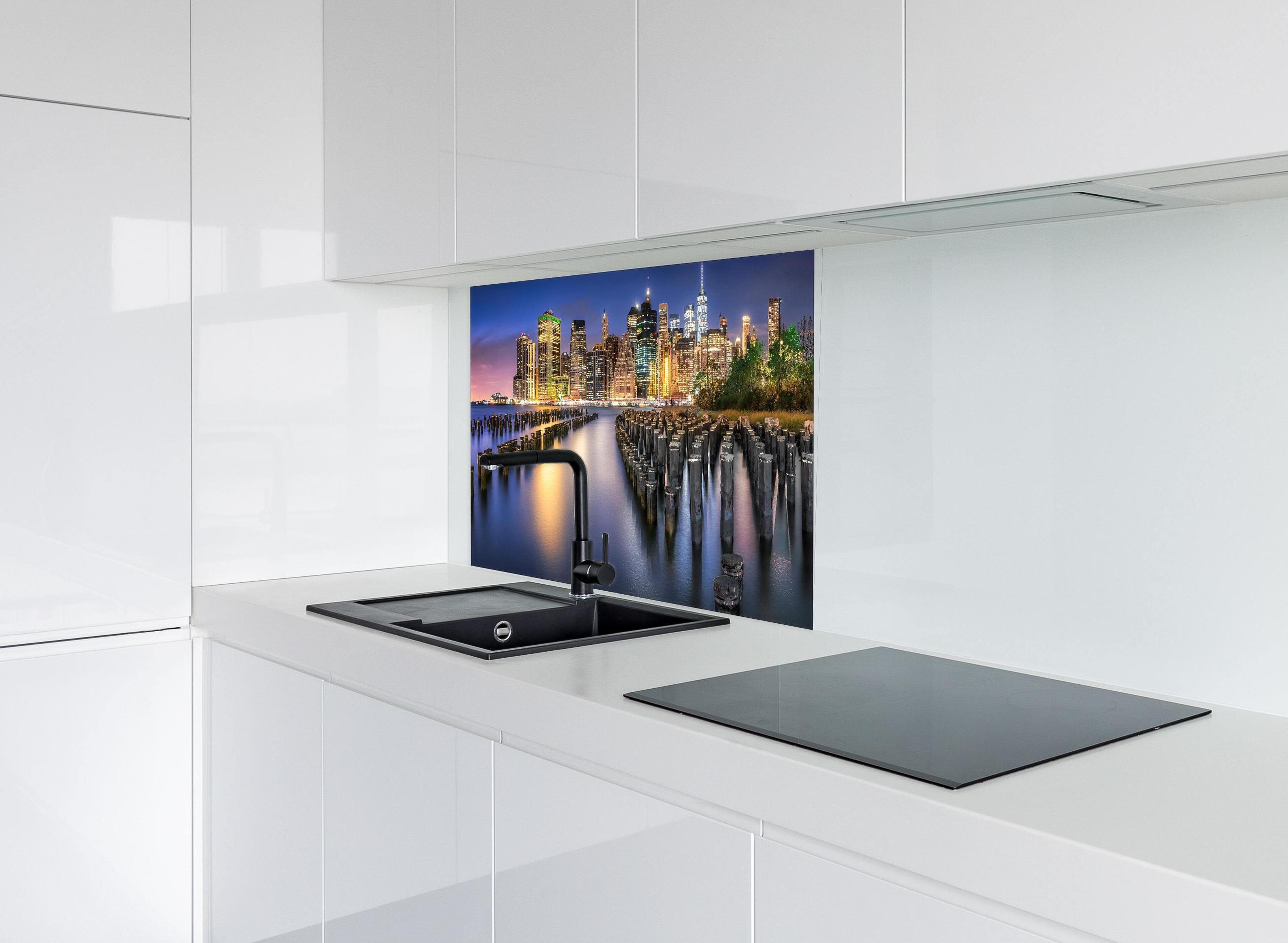 Spritzschutz - New York City Skyline hinter modernem schwarz-matten Spülbecken in weißer Hochglanz-Küche