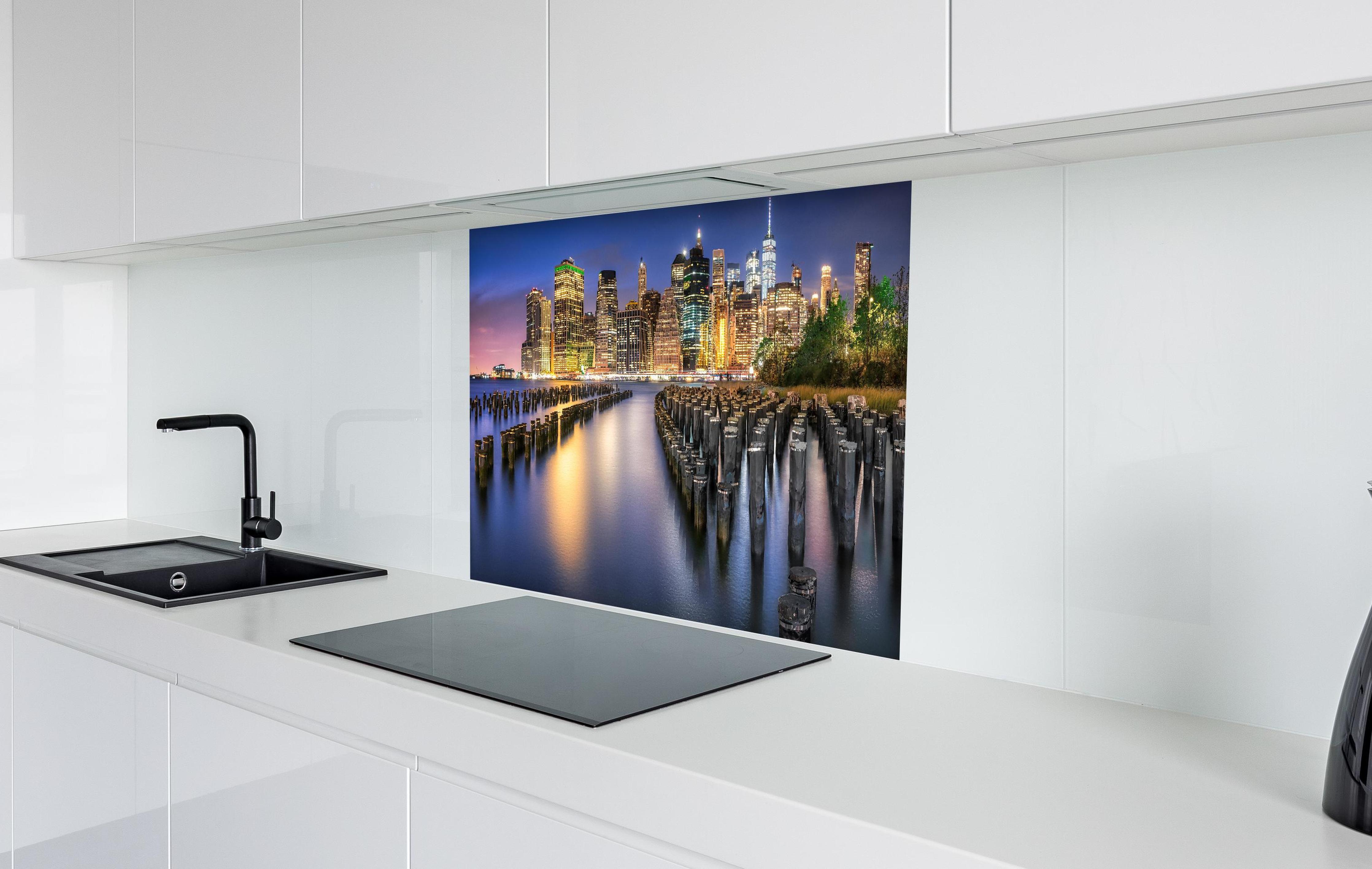 Spritzschutz - New York City Skyline in weißer Hochglanz-Küche hinter einem Cerankochfeld