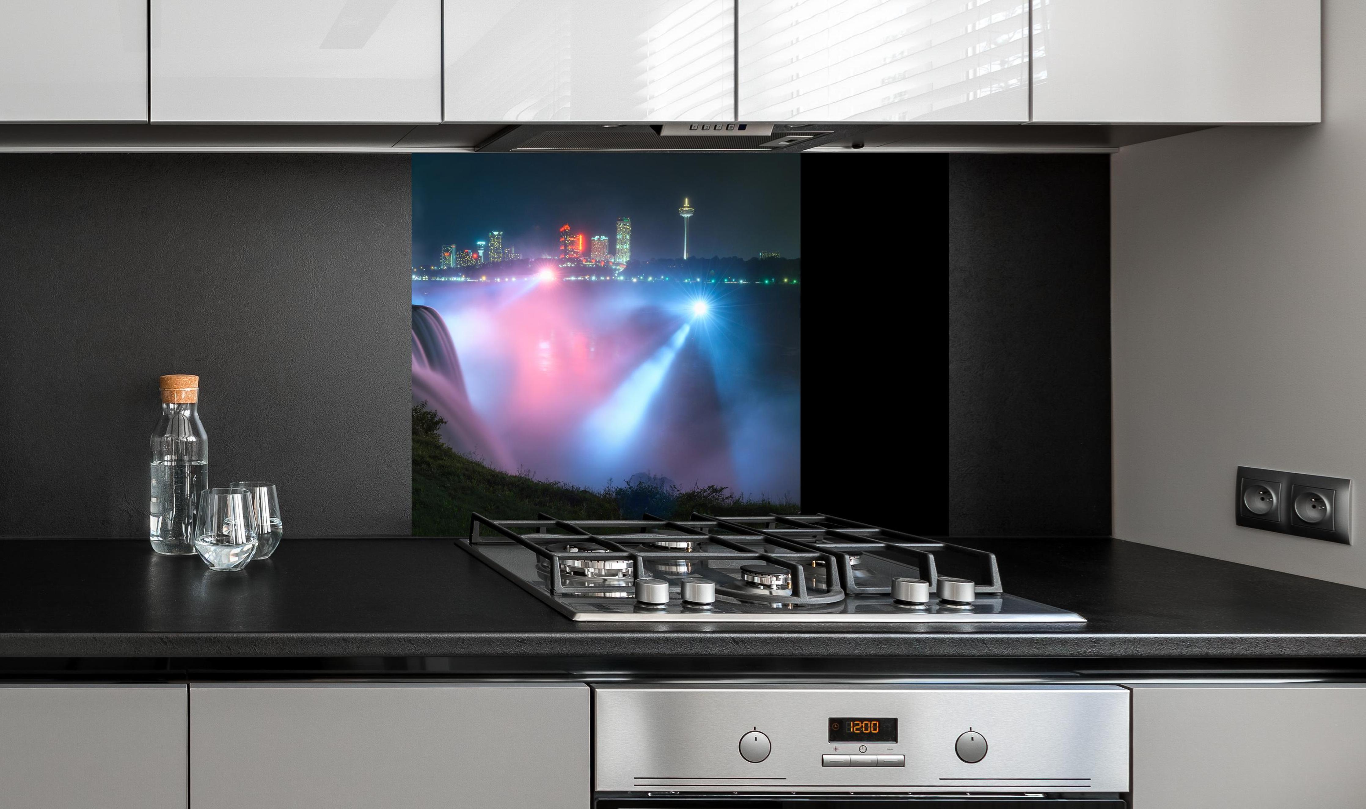 Spritzschutz - Niagarafälle bei Nacht an edler Anthrazit-Wand hinter silbernem Gasherd