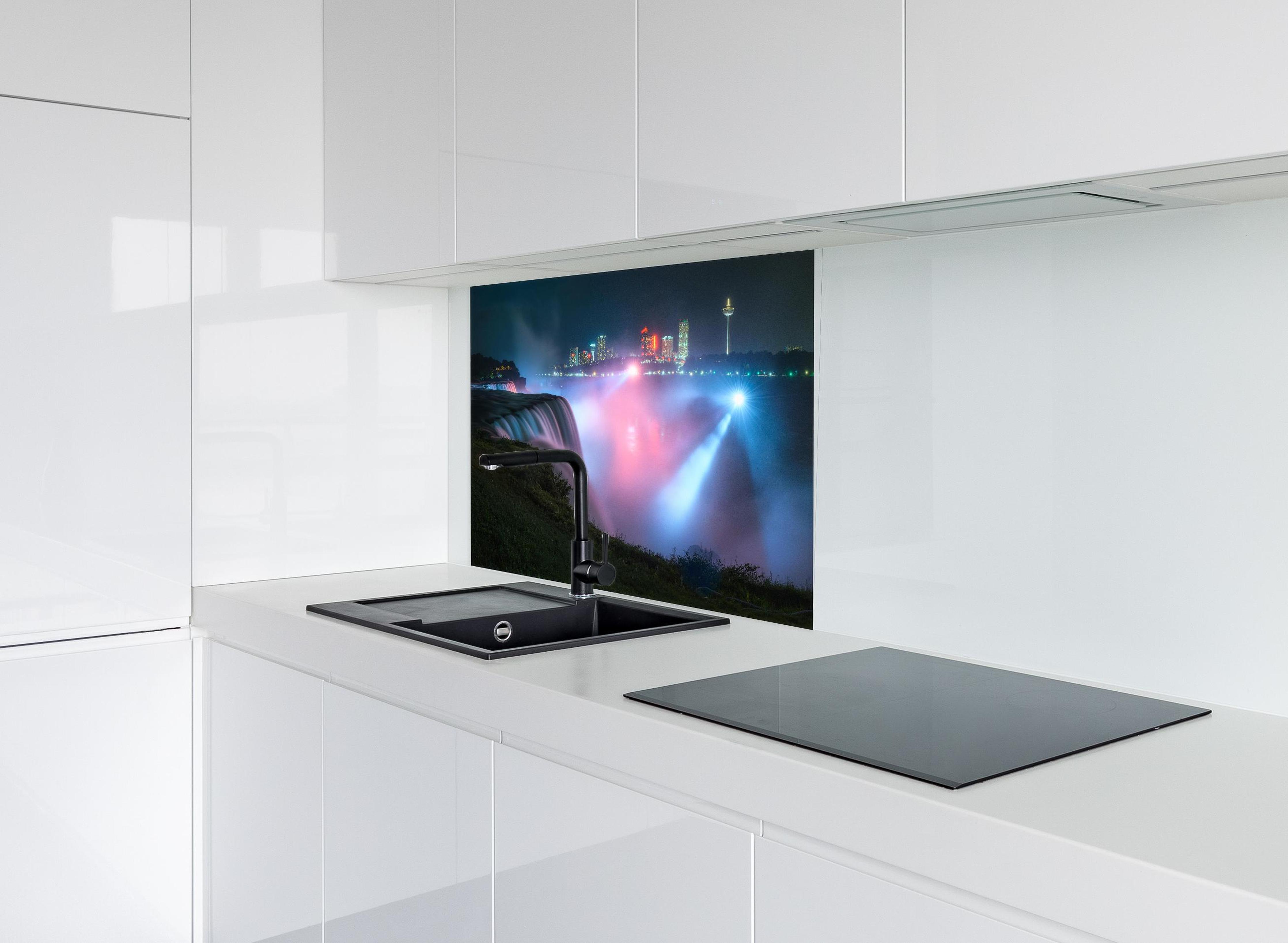 Spritzschutz - Niagarafälle bei Nacht hinter modernem schwarz-matten Spülbecken in weißer Hochglanz-Küche