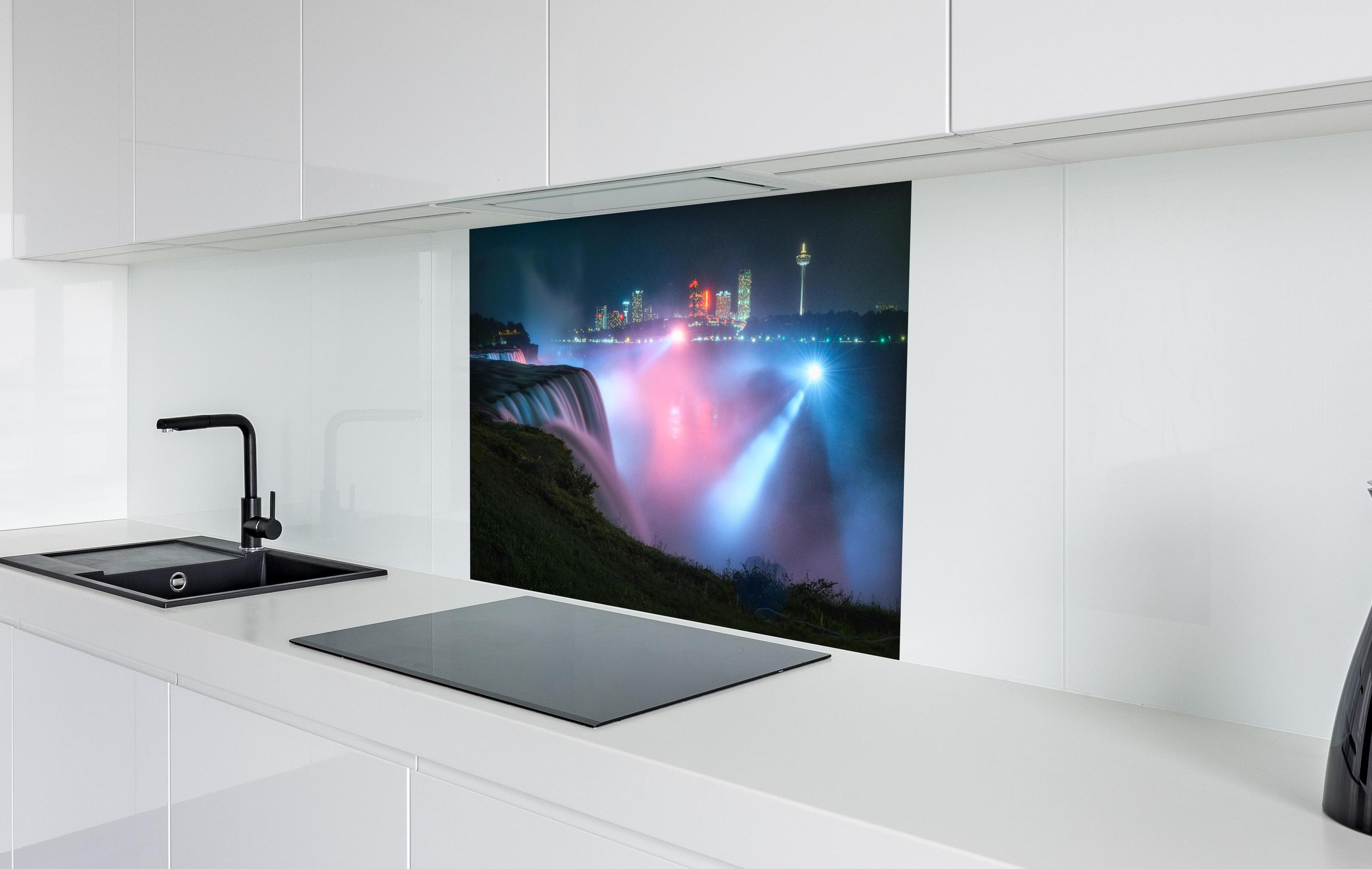Spritzschutz - Niagarafälle bei Nacht in weißer Hochglanz-Küche hinter einem Cerankochfeld