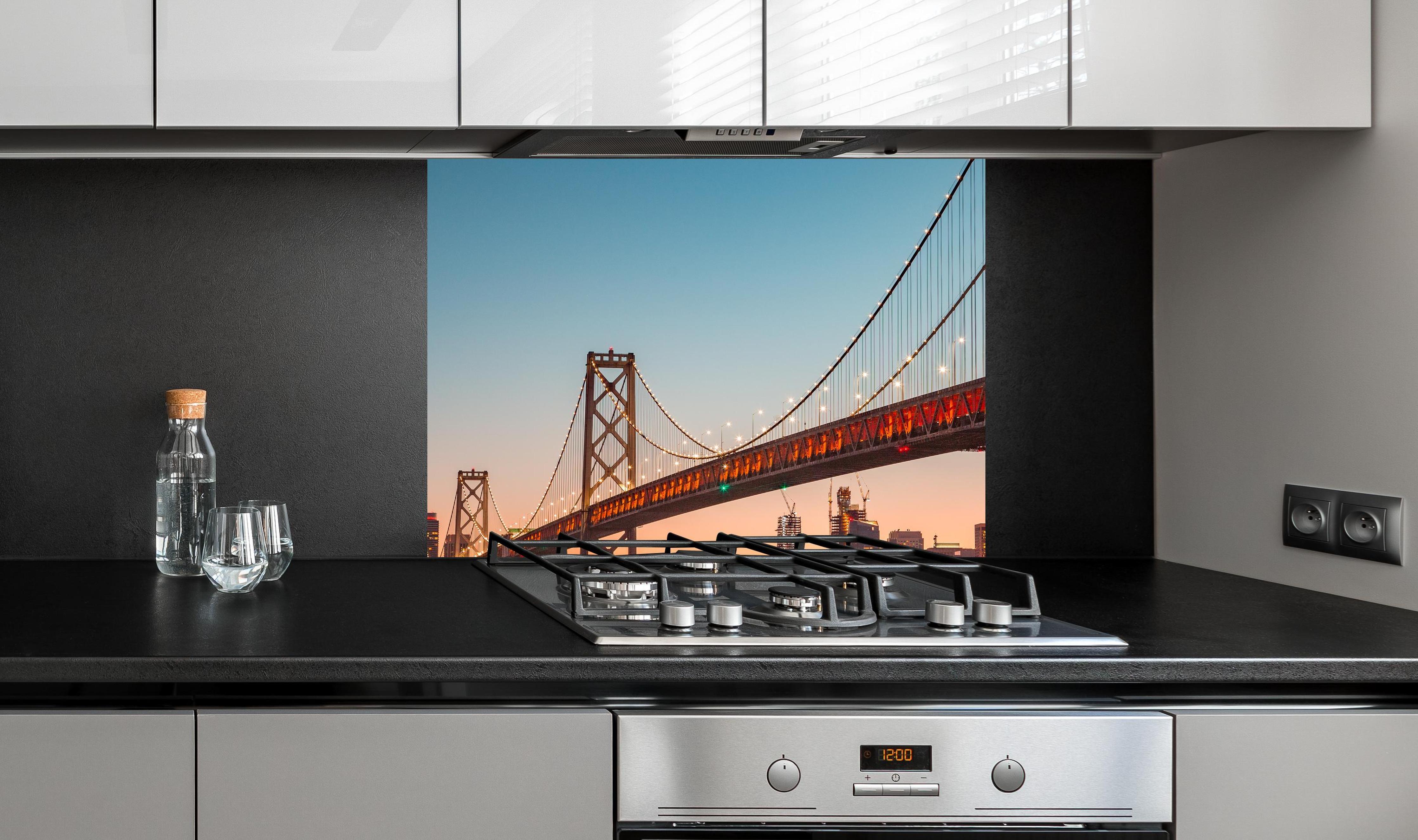Spritzschutz - Oakland Bay Bridge bei Abendsonne an edler Anthrazit-Wand hinter silbernem Gasherd