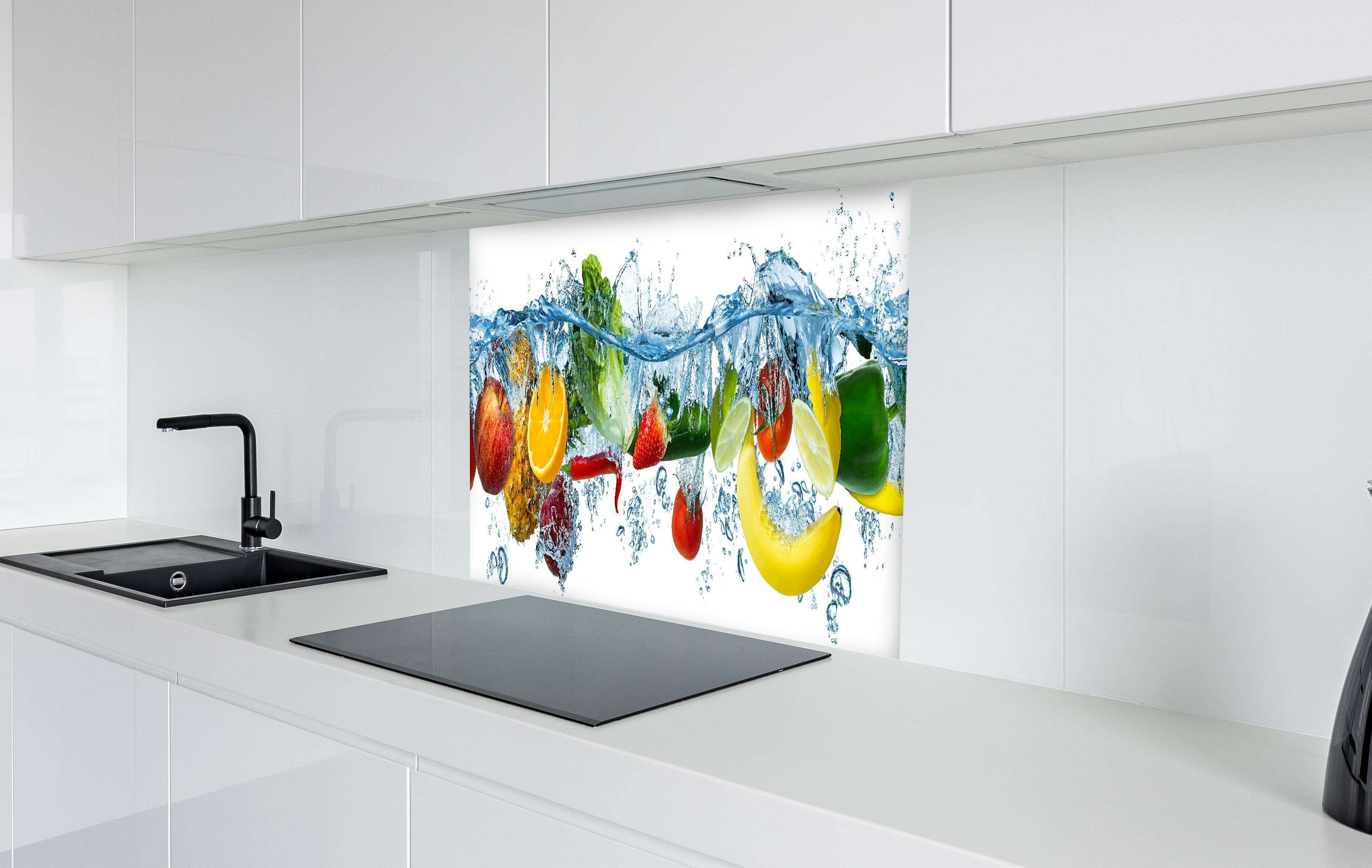 Spritzschutz - Obst & Gemüse im Wasser in weißer Hochglanz-Küche hinter einem Cerankochfeld