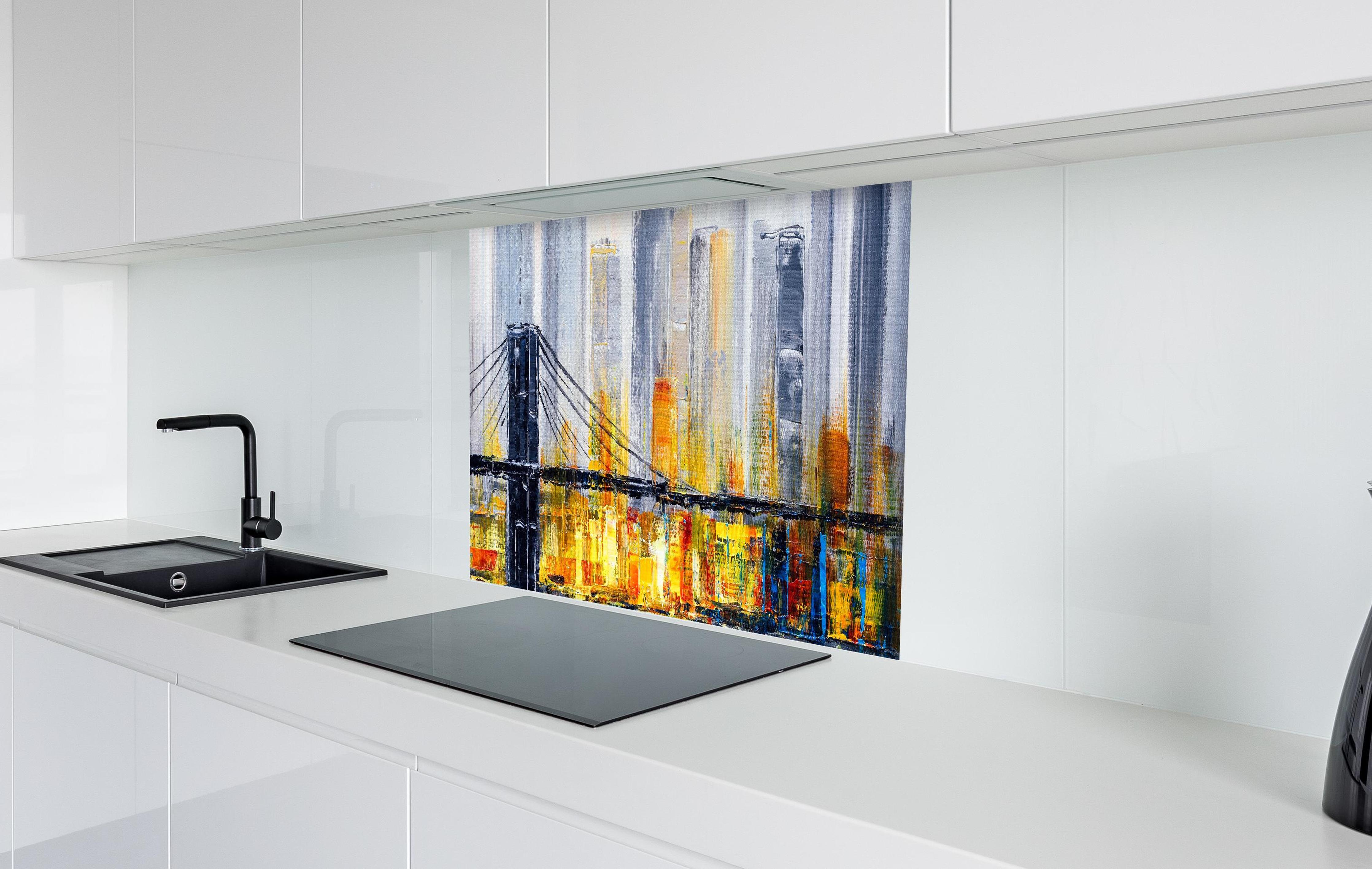 Spritzschutz - Ölgemälde - Brooklyn Bridge in weißer Hochglanz-Küche hinter einem Cerankochfeld
