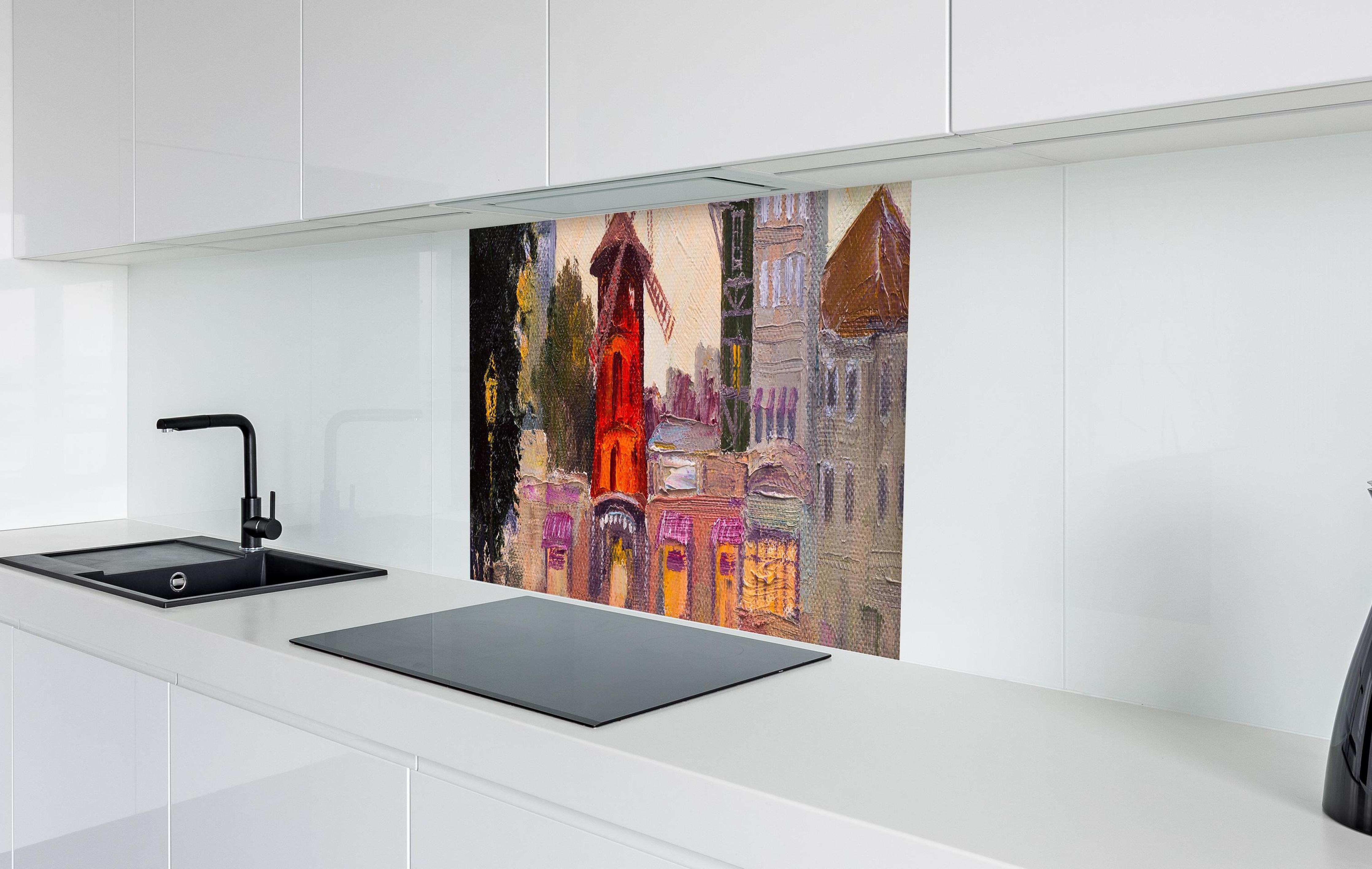Spritzschutz - Ölgemälde Stadtbild - Moulin rouge in weißer Hochglanz-Küche hinter einem Cerankochfeld