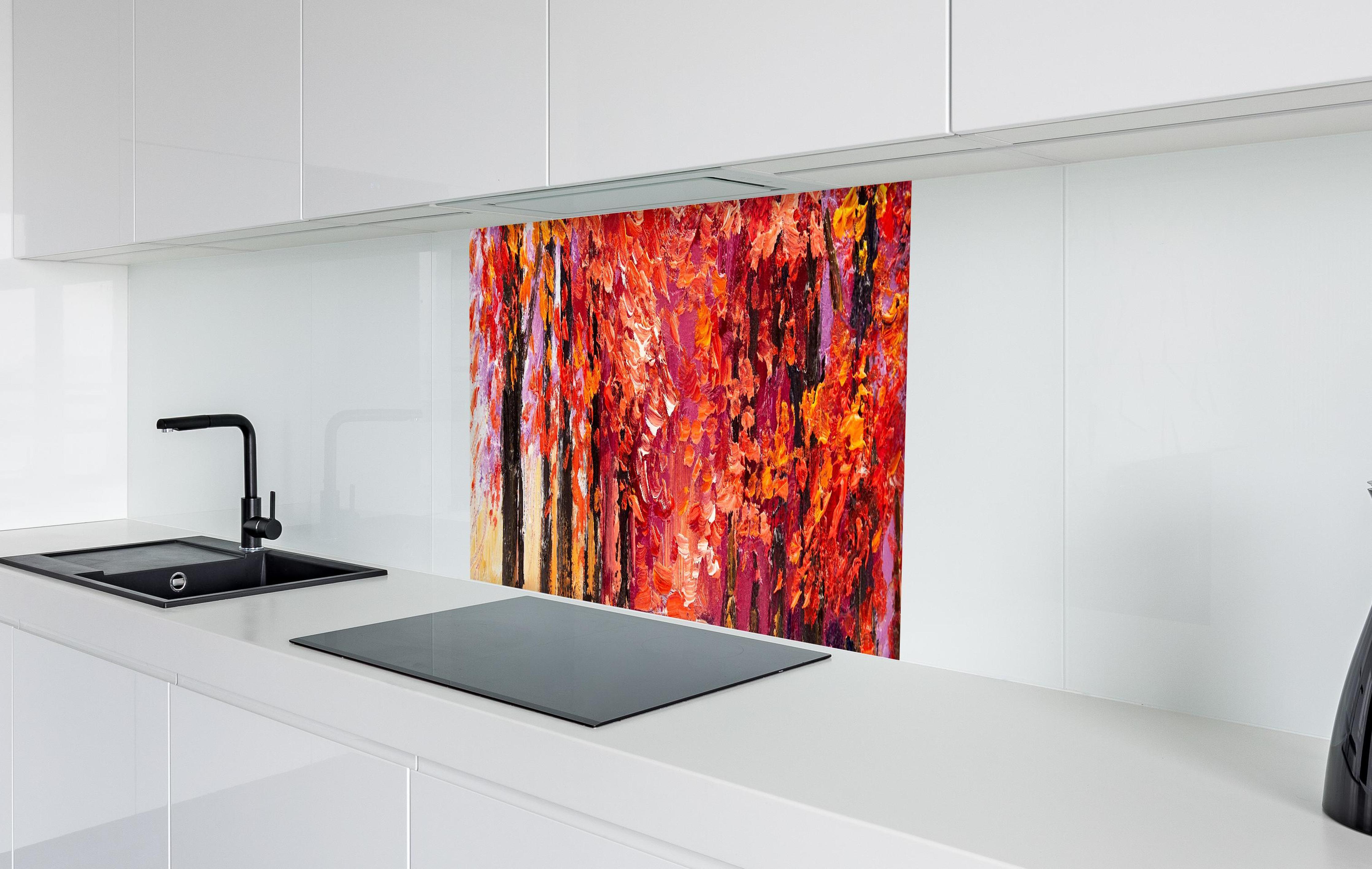 Spritzschutz - Ölgemälde eines Waldes im Herbst in weißer Hochglanz-Küche hinter einem Cerankochfeld
