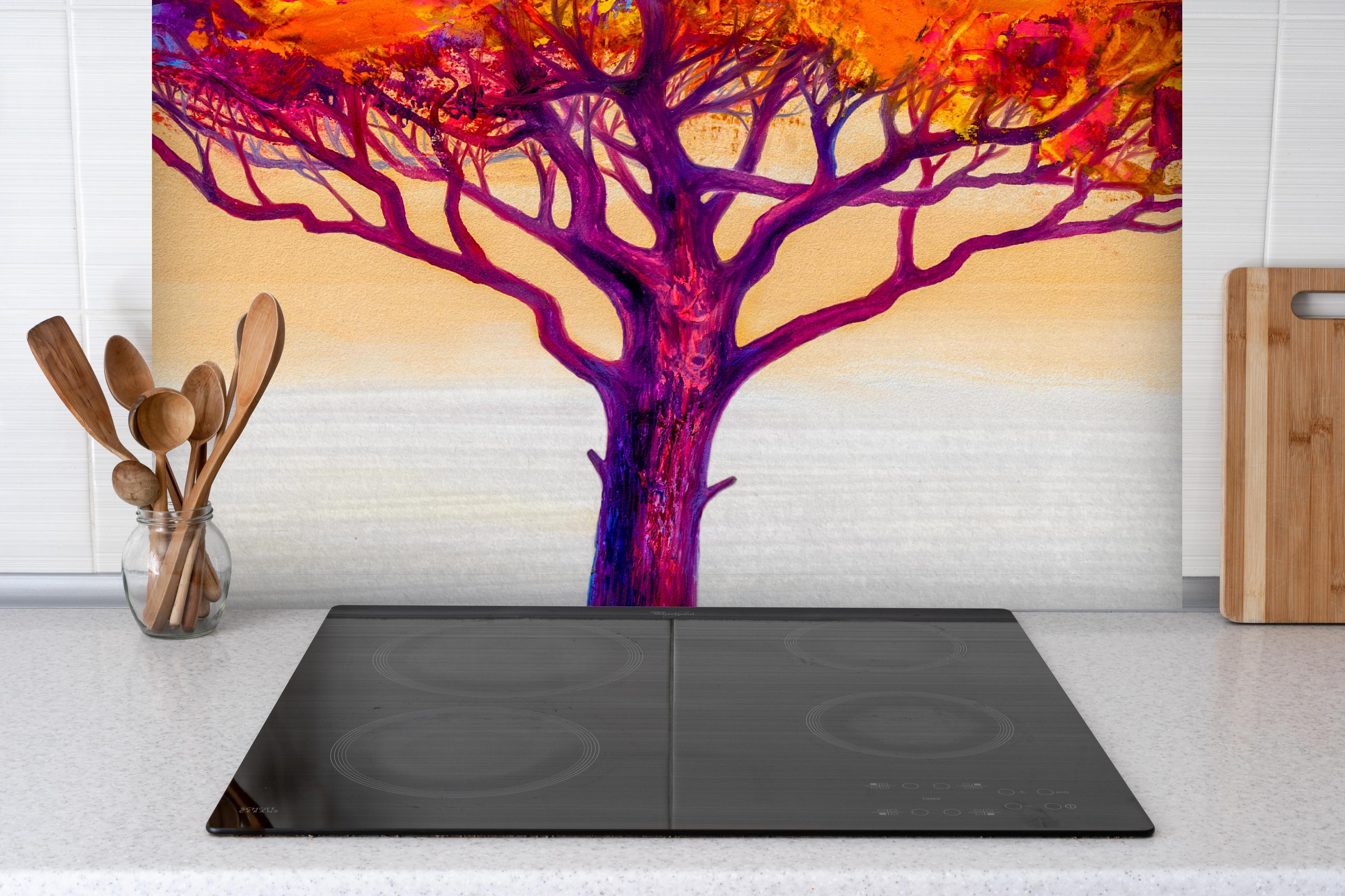 Spritzschutz - Ölgemälde eines bunten Herbstbaumes hinter einem Cerankochfeld zwischen Holz-Kochutensilien