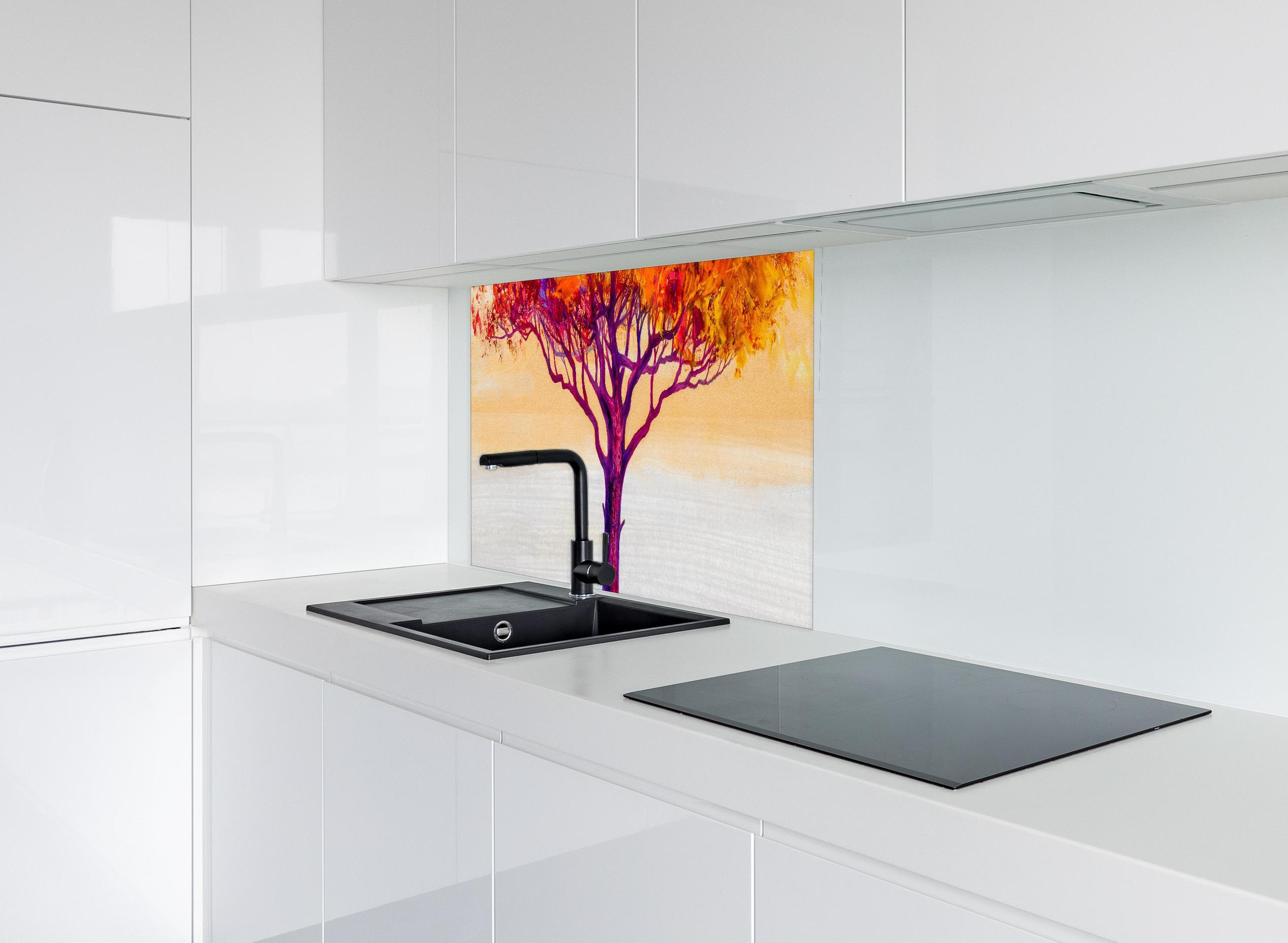 Spritzschutz - Ölgemälde eines bunten Herbstbaumes hinter modernem schwarz-matten Spülbecken in weißer Hochglanz-Küche