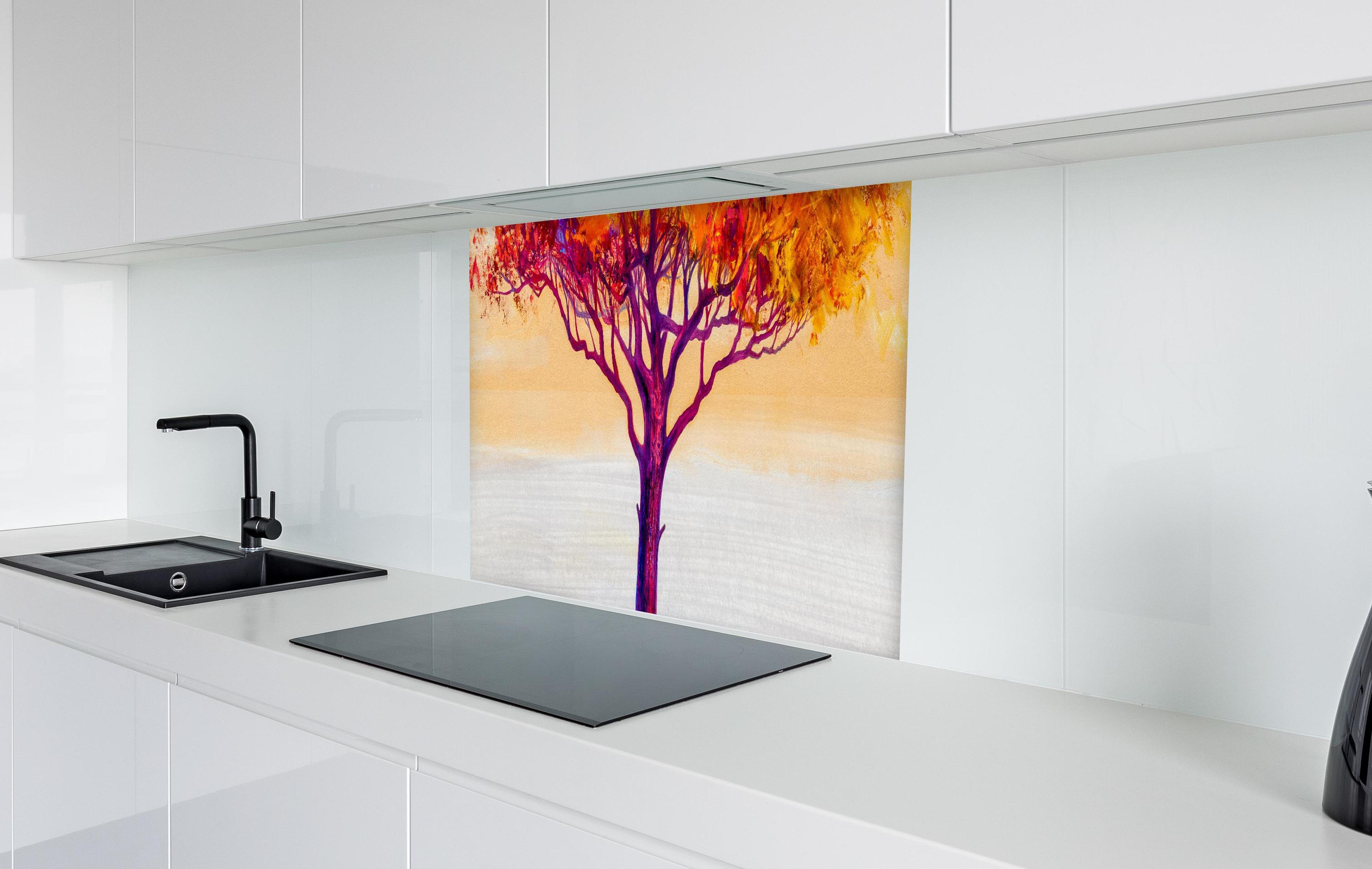 Spritzschutz - Ölgemälde eines bunten Herbstbaumes in weißer Hochglanz-Küche hinter einem Cerankochfeld