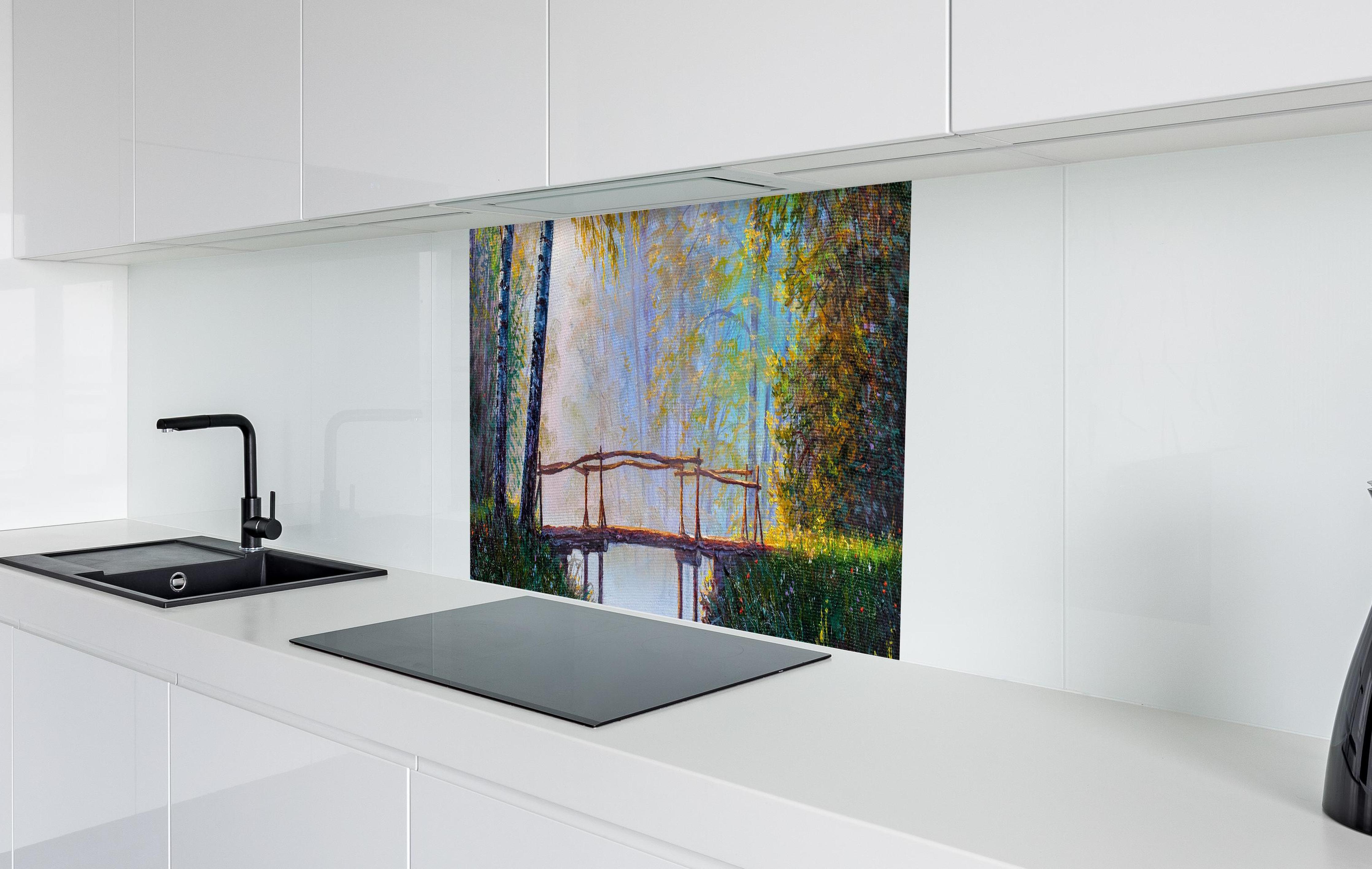 Spritzschutz - Ölgemälde idyllische Waldlandschaft in weißer Hochglanz-Küche hinter einem Cerankochfeld