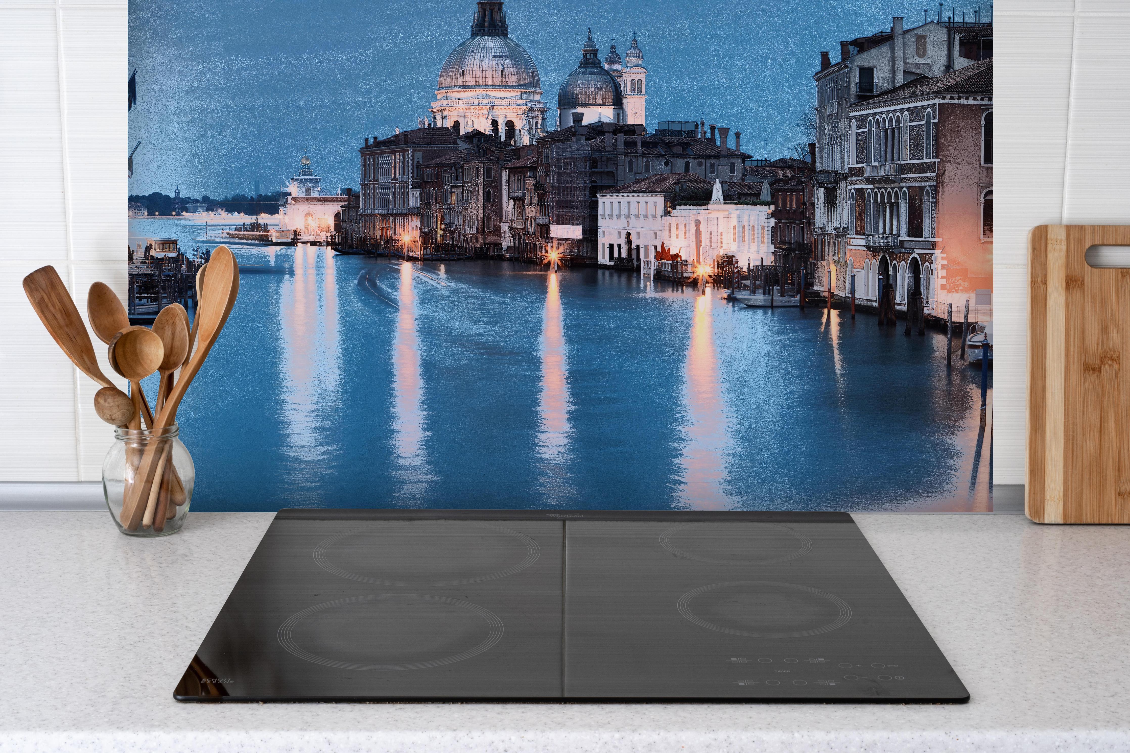 Spritzschutz - Ölgemäldes des Grand Canal bei Nacht hinter einem Cerankochfeld zwischen Holz-Kochutensilien