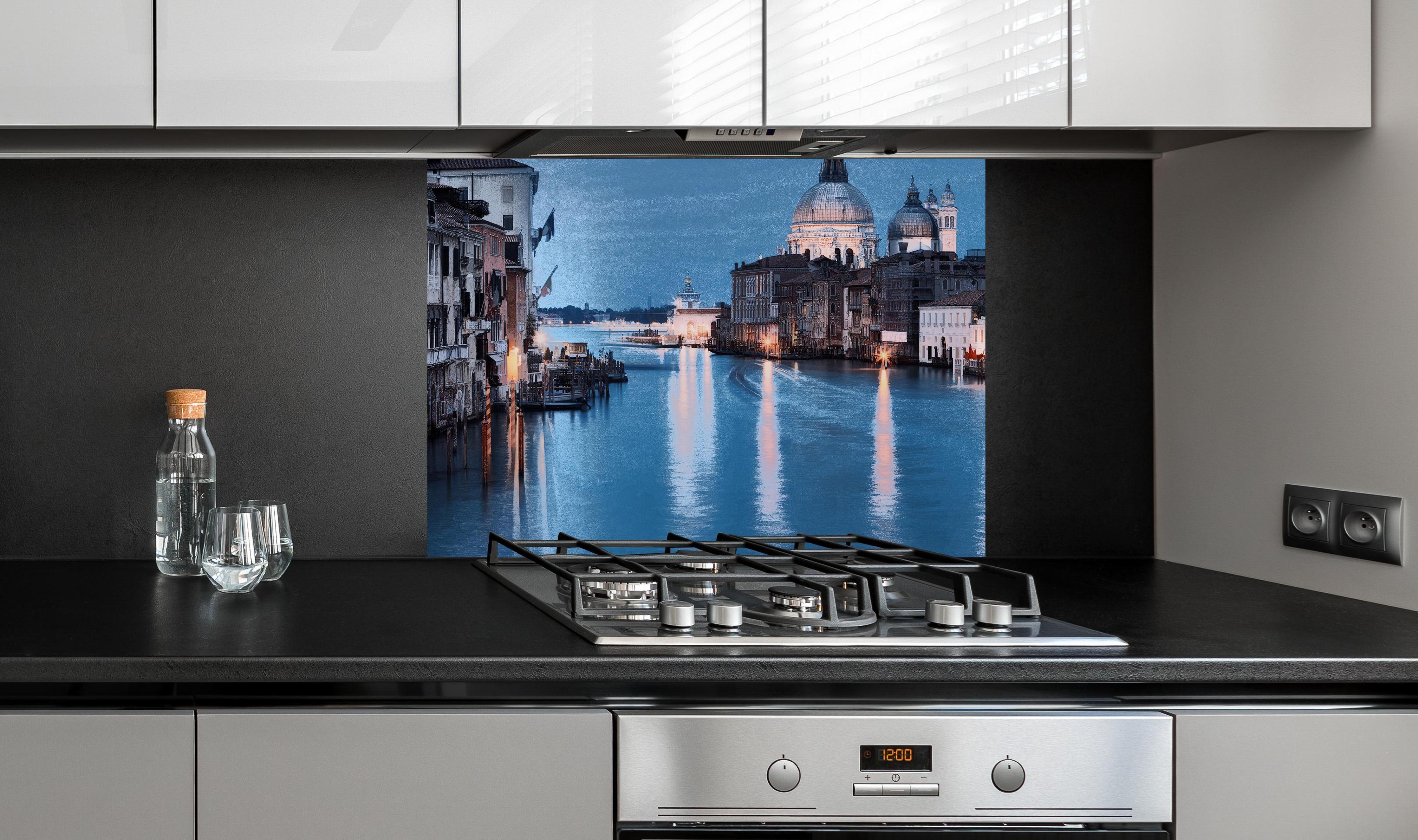 Spritzschutz - Ölgemäldes des Grand Canal bei Nacht an edler Anthrazit-Wand hinter silbernem Gasherd