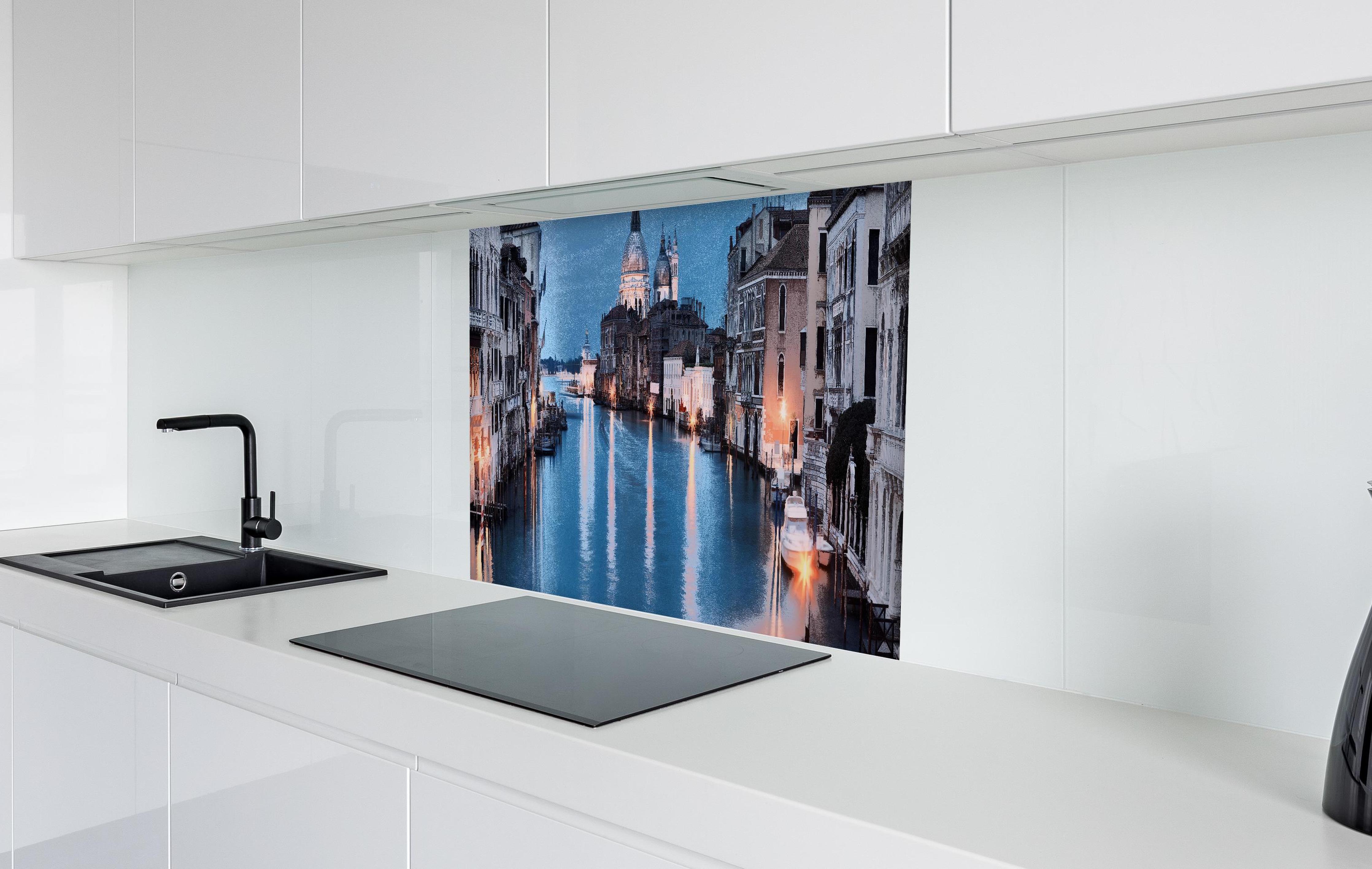 Spritzschutz - Ölgemäldes des Grand Canal bei Nacht in weißer Hochglanz-Küche hinter einem Cerankochfeld