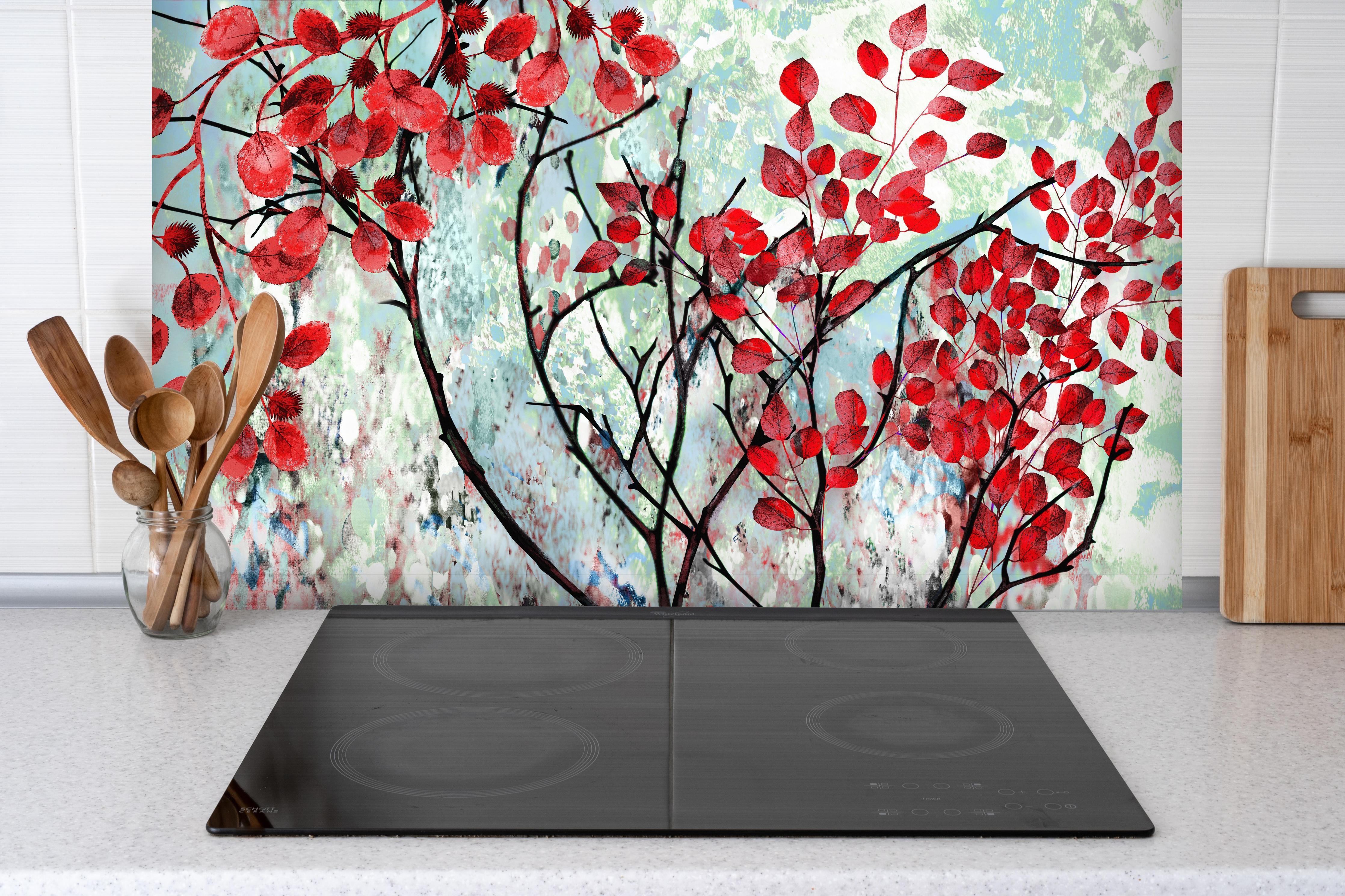 Spritzschutz - Ölmalerei von roten Blättern im Frühling hinter einem Cerankochfeld zwischen Holz-Kochutensilien