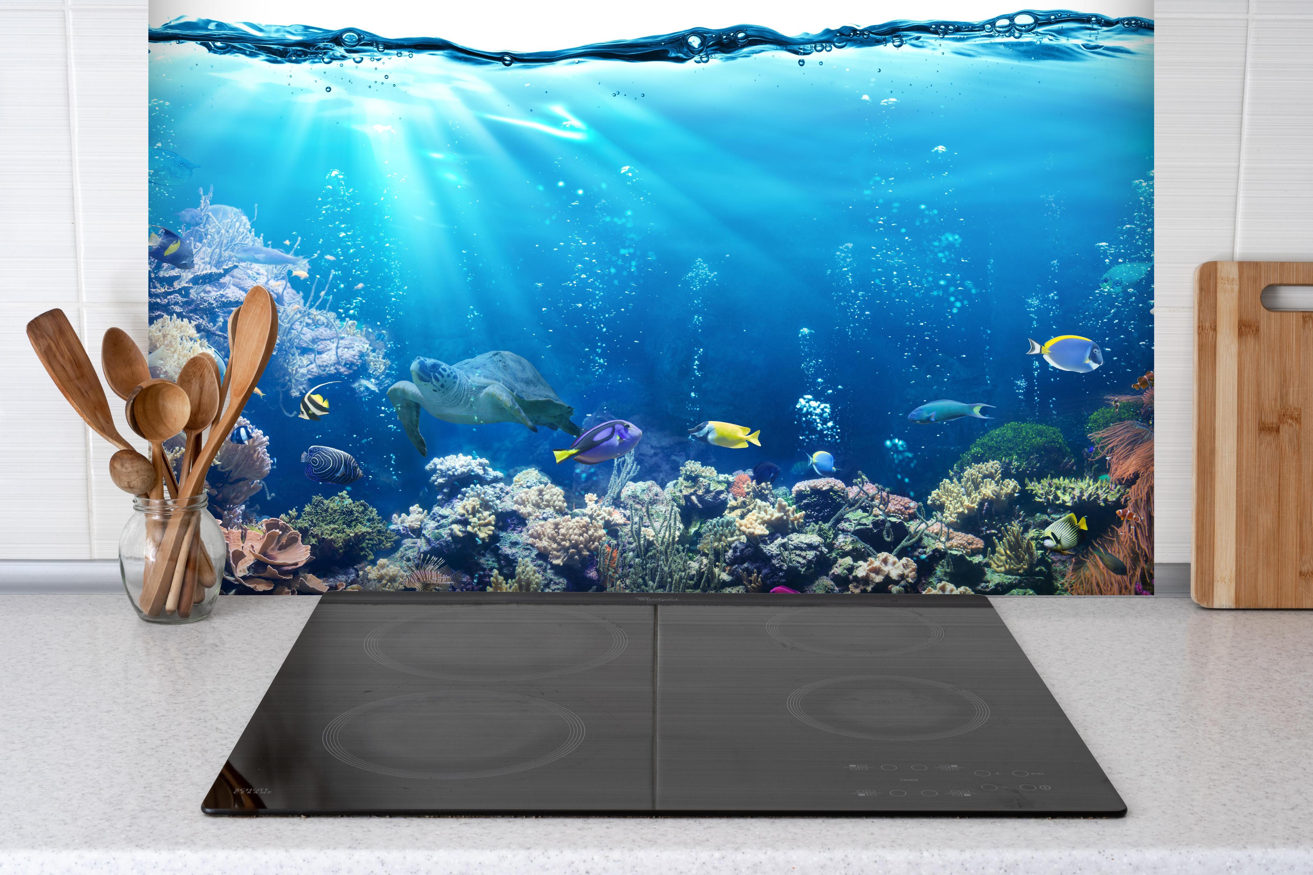 Spritzschutz - Ozeantiere - Unterwasser hinter einem Cerankochfeld zwischen Holz-Kochutensilien