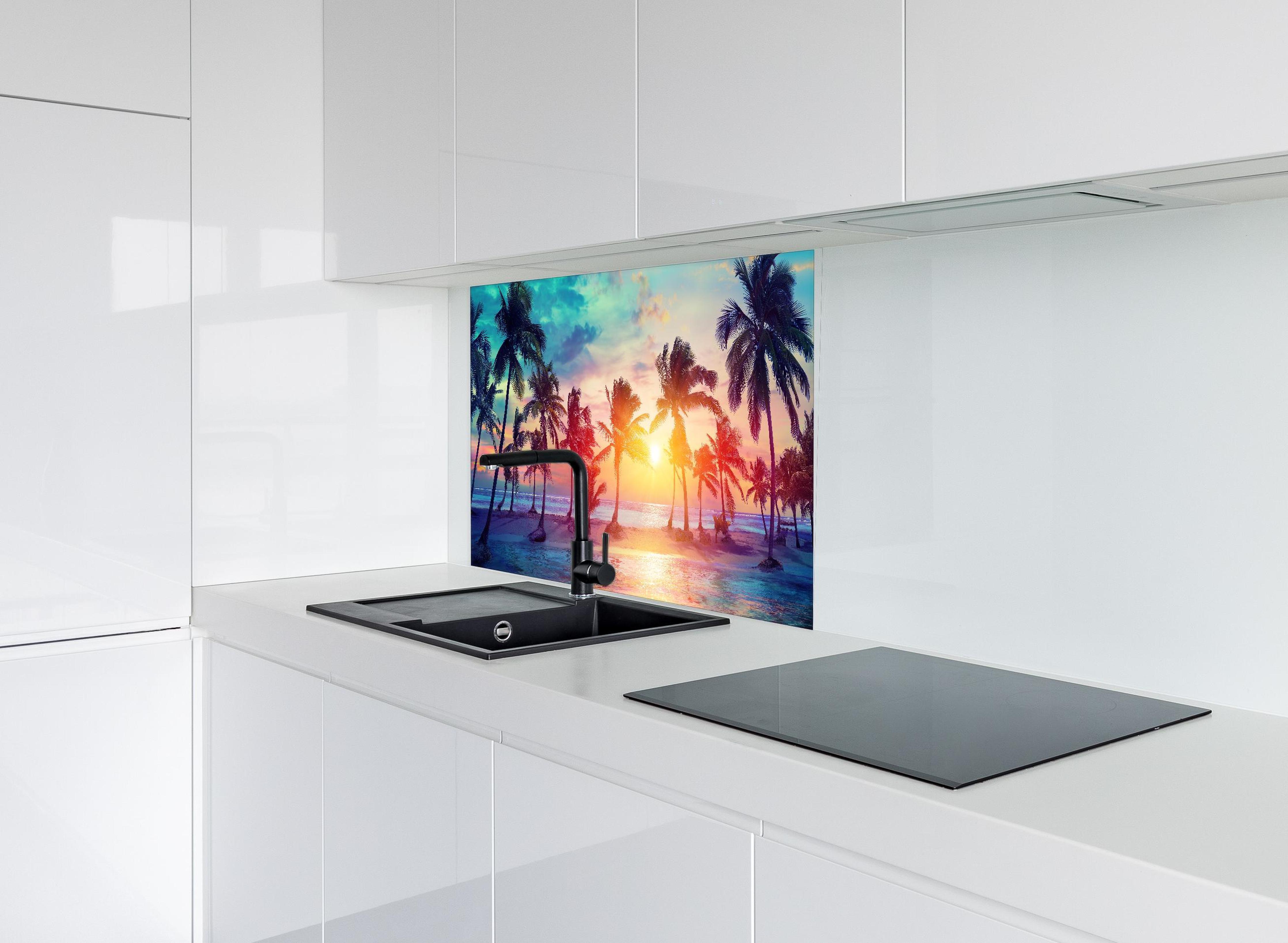 Spritzschutz - Palmen Silhouetten - Karibik hinter modernem schwarz-matten Spülbecken in weißer Hochglanz-Küche