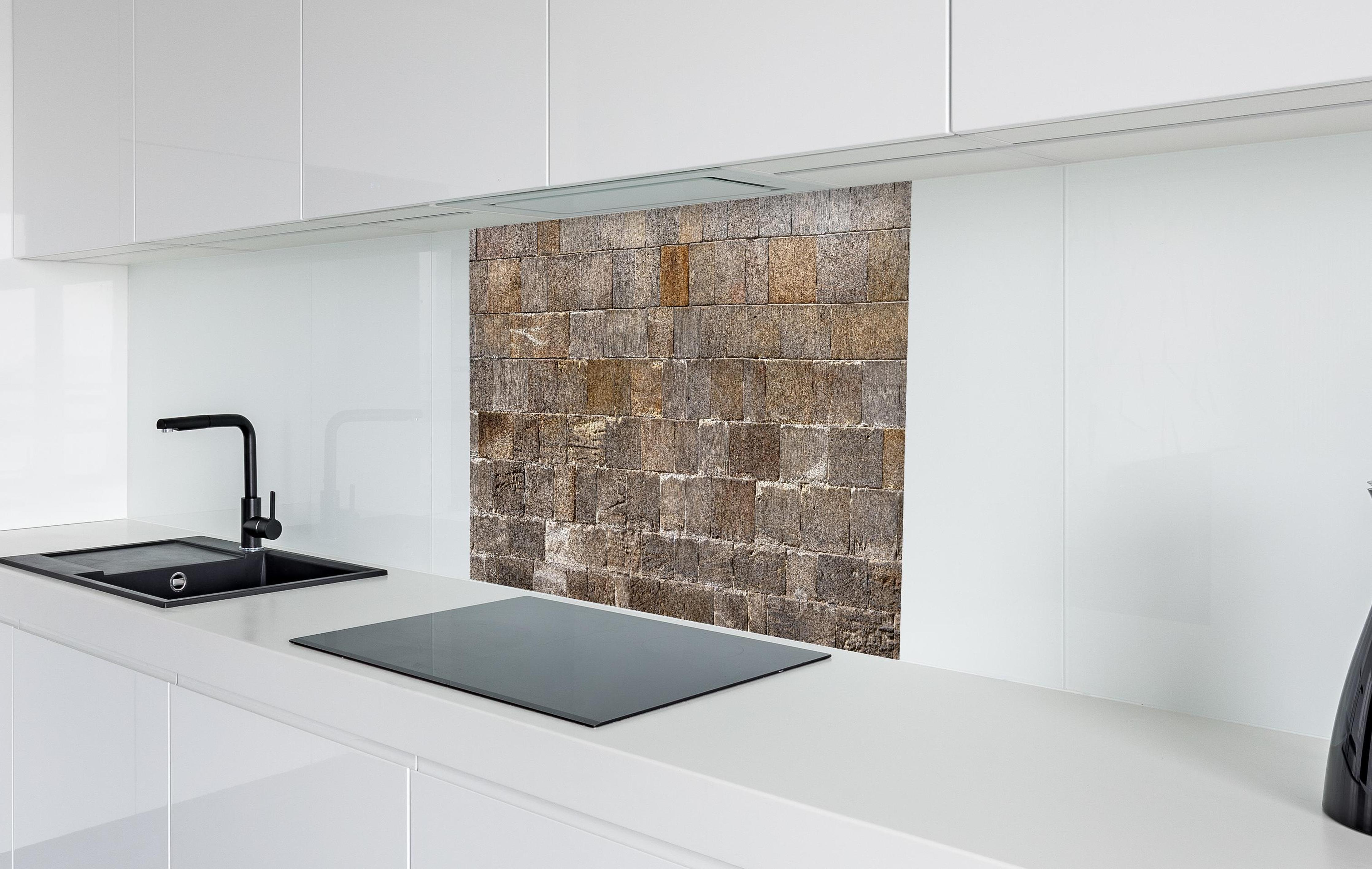 Spritzschutz - Panorama Kirchenmauer in weißer Hochglanz-Küche hinter einem Cerankochfeld