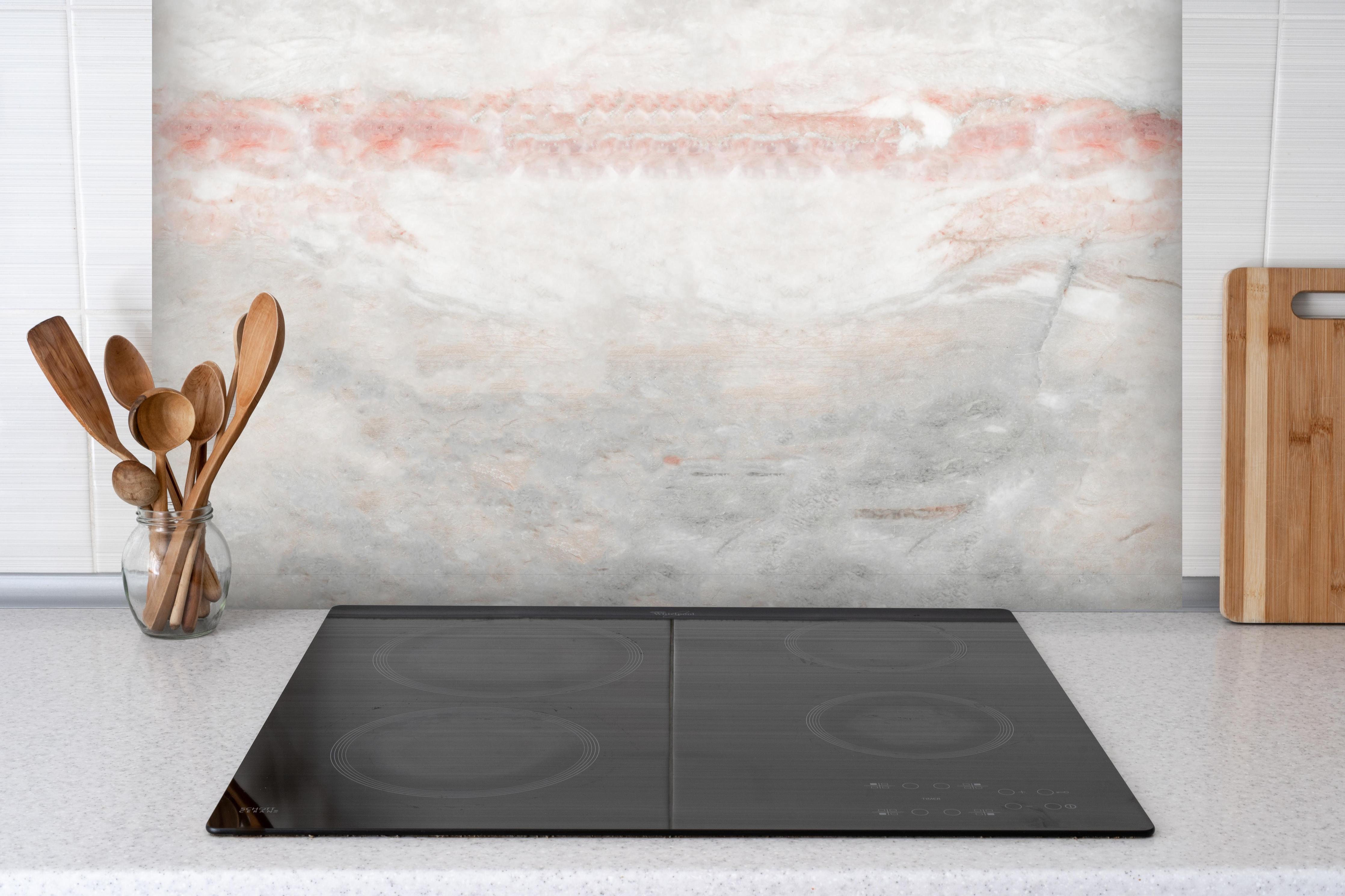Spritzschutz - Panorama der grauen Marmor Textur hinter einem Cerankochfeld zwischen Holz-Kochutensilien