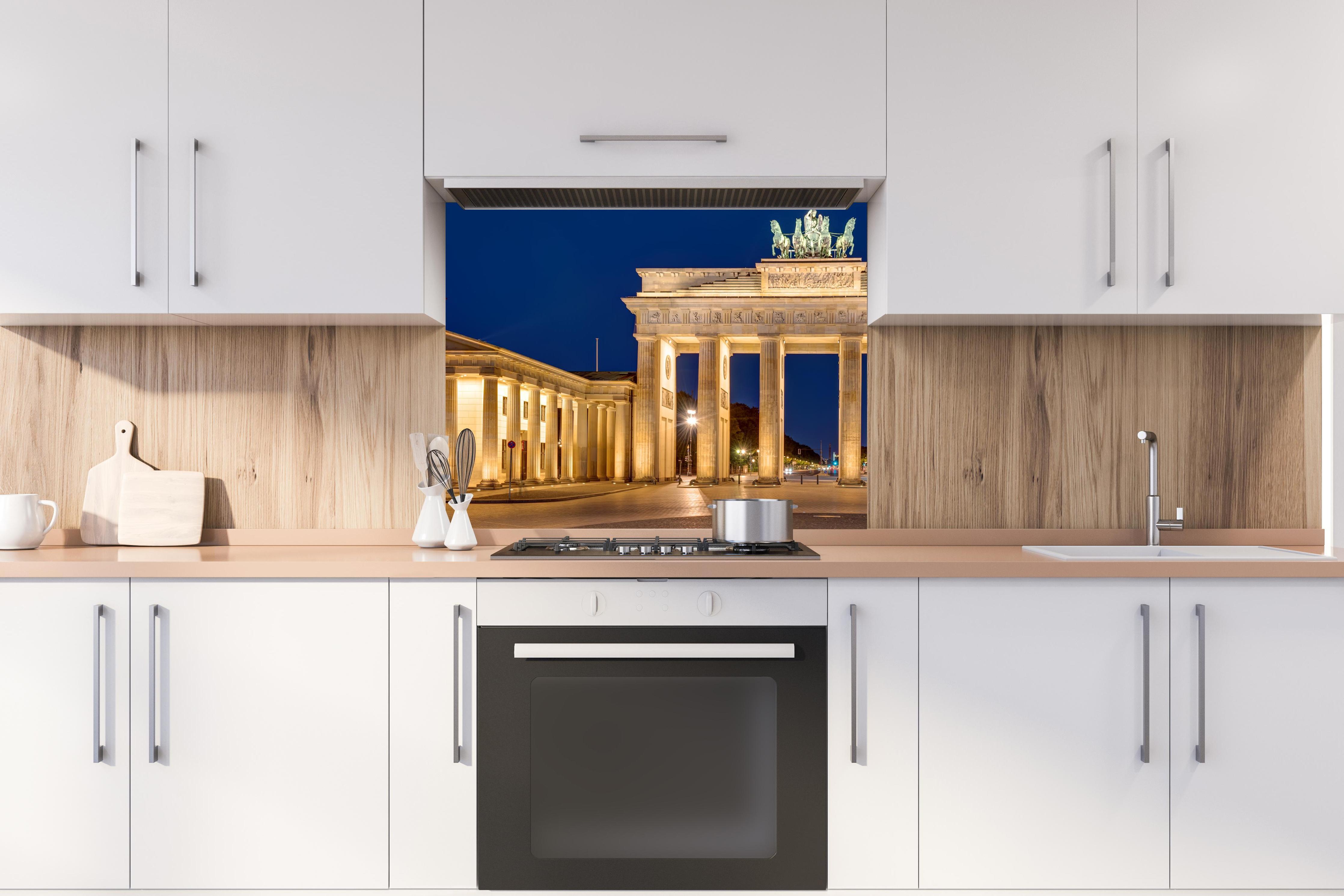 Spritzschutz - Panorama des Brandenburger Tor hinter stilvollem Gasherd unter Dunstabzugshaube