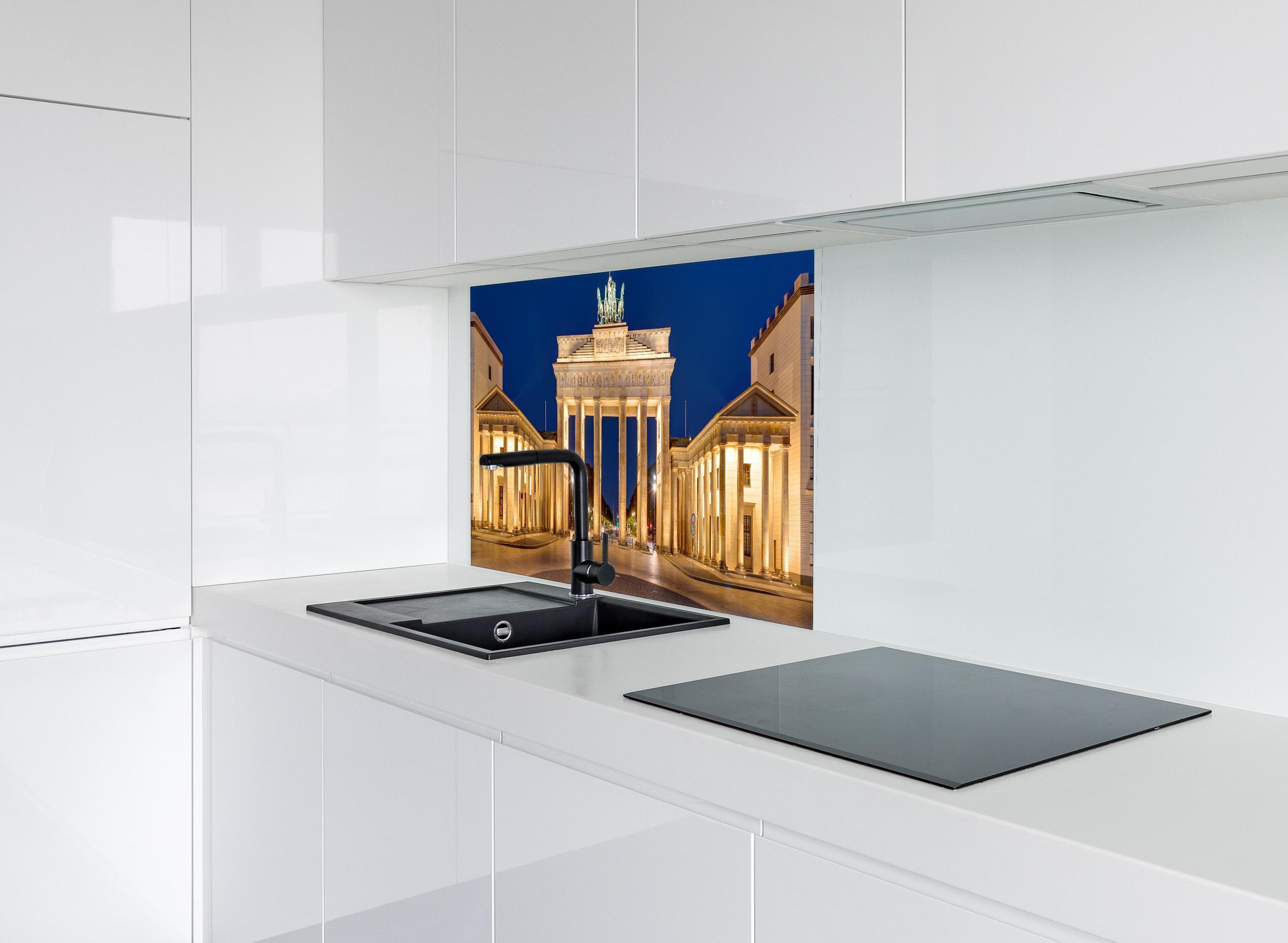 Spritzschutz - Panorama des Brandenburger Tor hinter modernem schwarz-matten Spülbecken in weißer Hochglanz-Küche