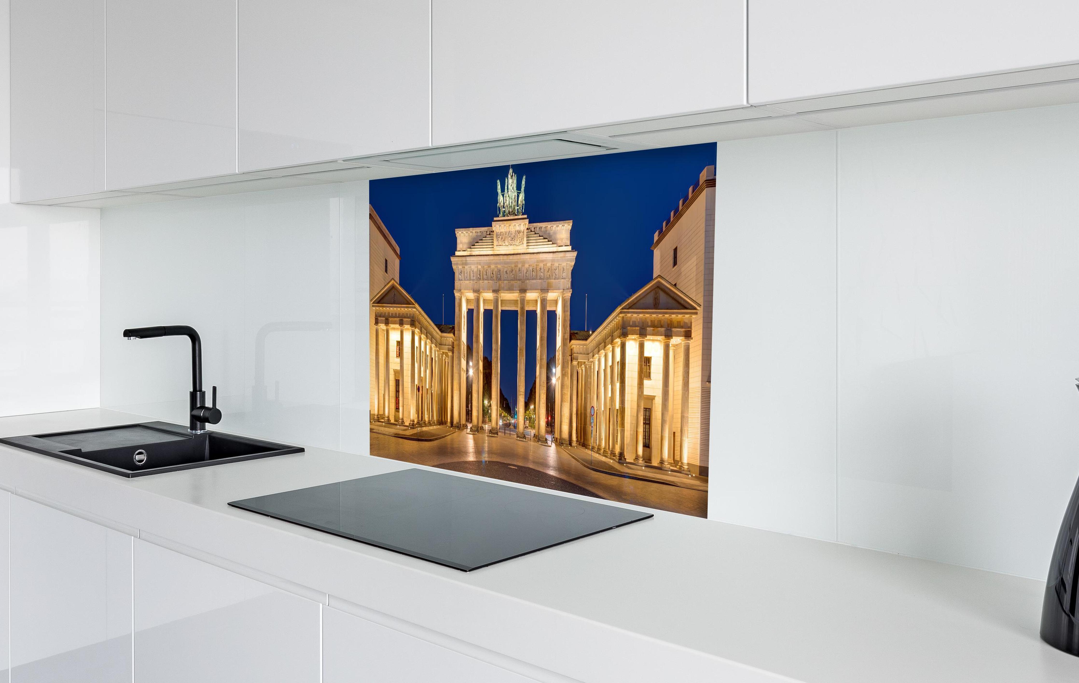 Spritzschutz - Panorama des Brandenburger Tor in weißer Hochglanz-Küche hinter einem Cerankochfeld