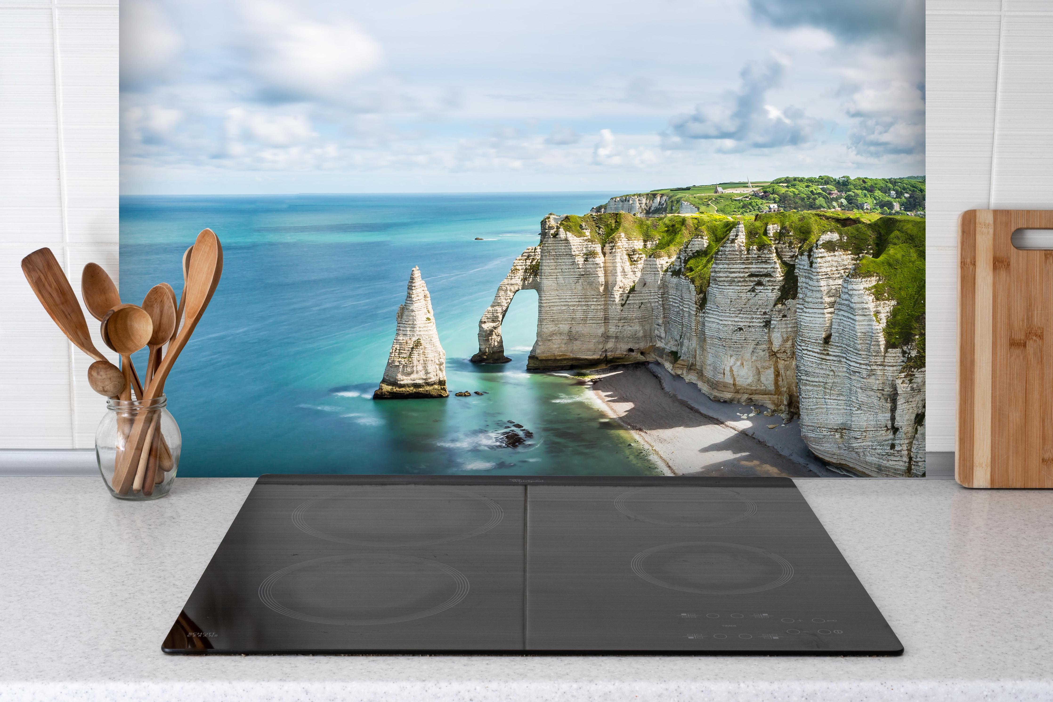 Spritzschutz - Panorama in Etretat - Normandie hinter einem Cerankochfeld zwischen Holz-Kochutensilien