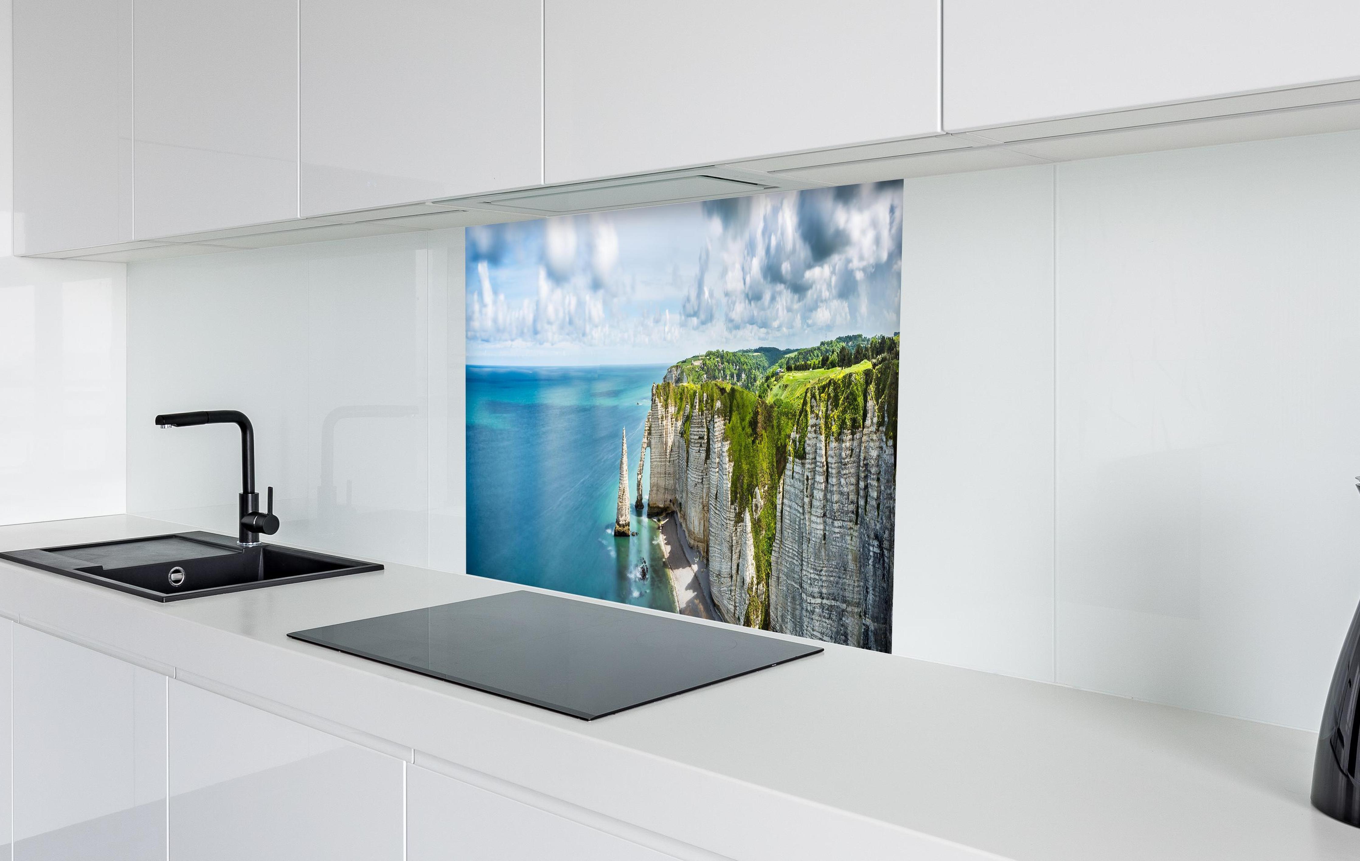 Spritzschutz - Panorama in Etretat - Normandie in weißer Hochglanz-Küche hinter einem Cerankochfeld