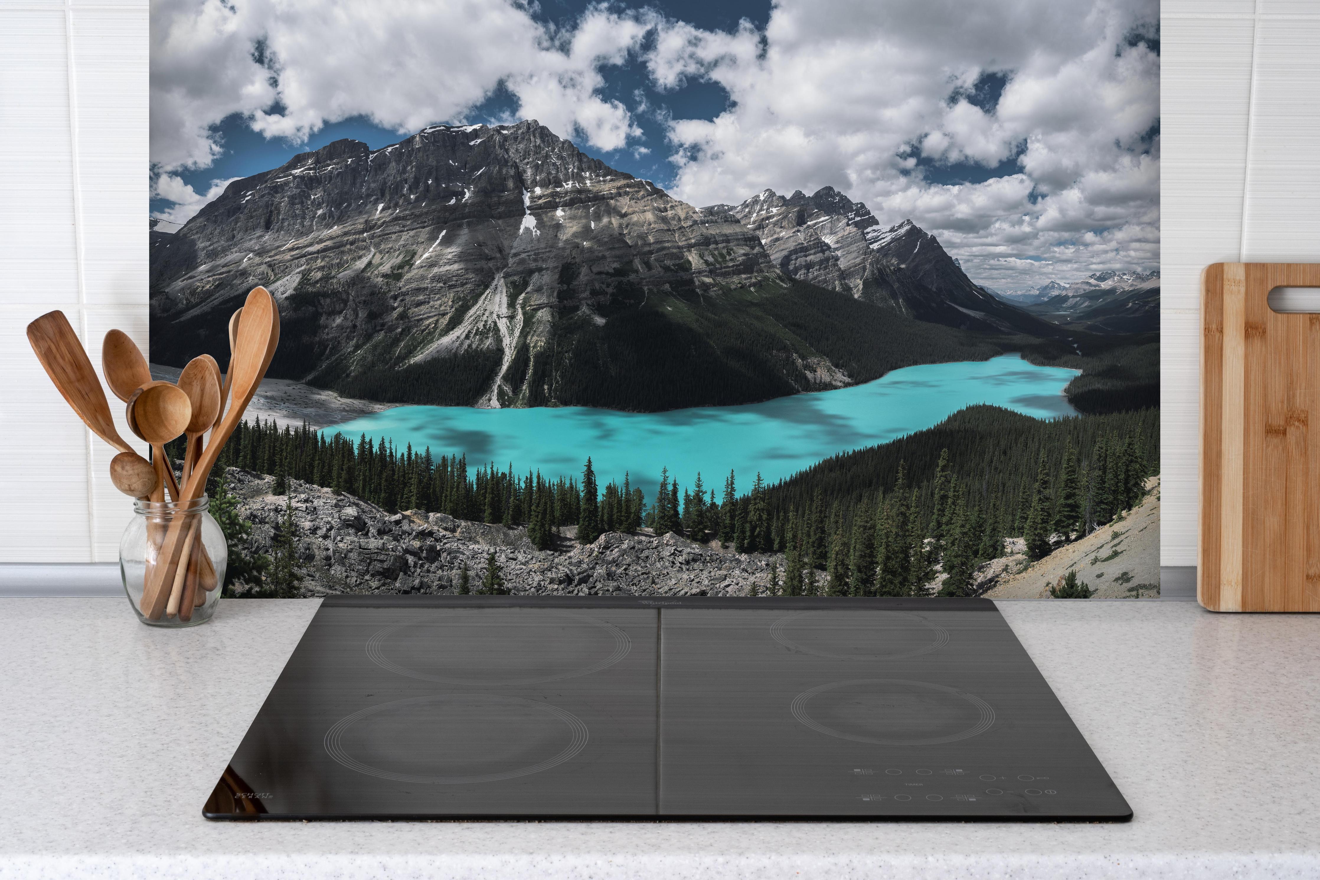 Spritzschutz - Panorama von Banff National Park (Kanada) hinter einem Cerankochfeld zwischen Holz-Kochutensilien