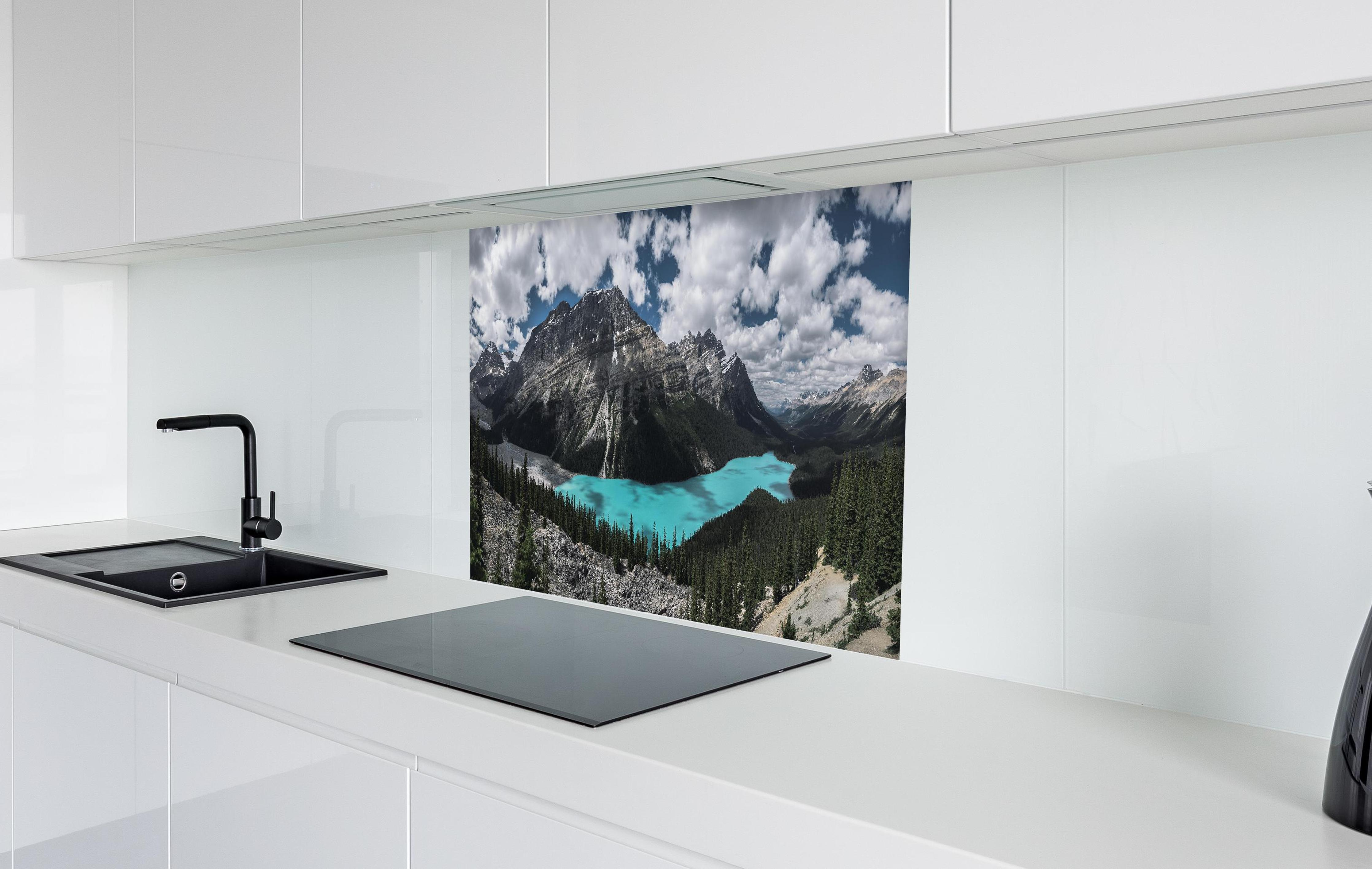 Spritzschutz - Panorama von Banff National Park (Kanada) in weißer Hochglanz-Küche hinter einem Cerankochfeld