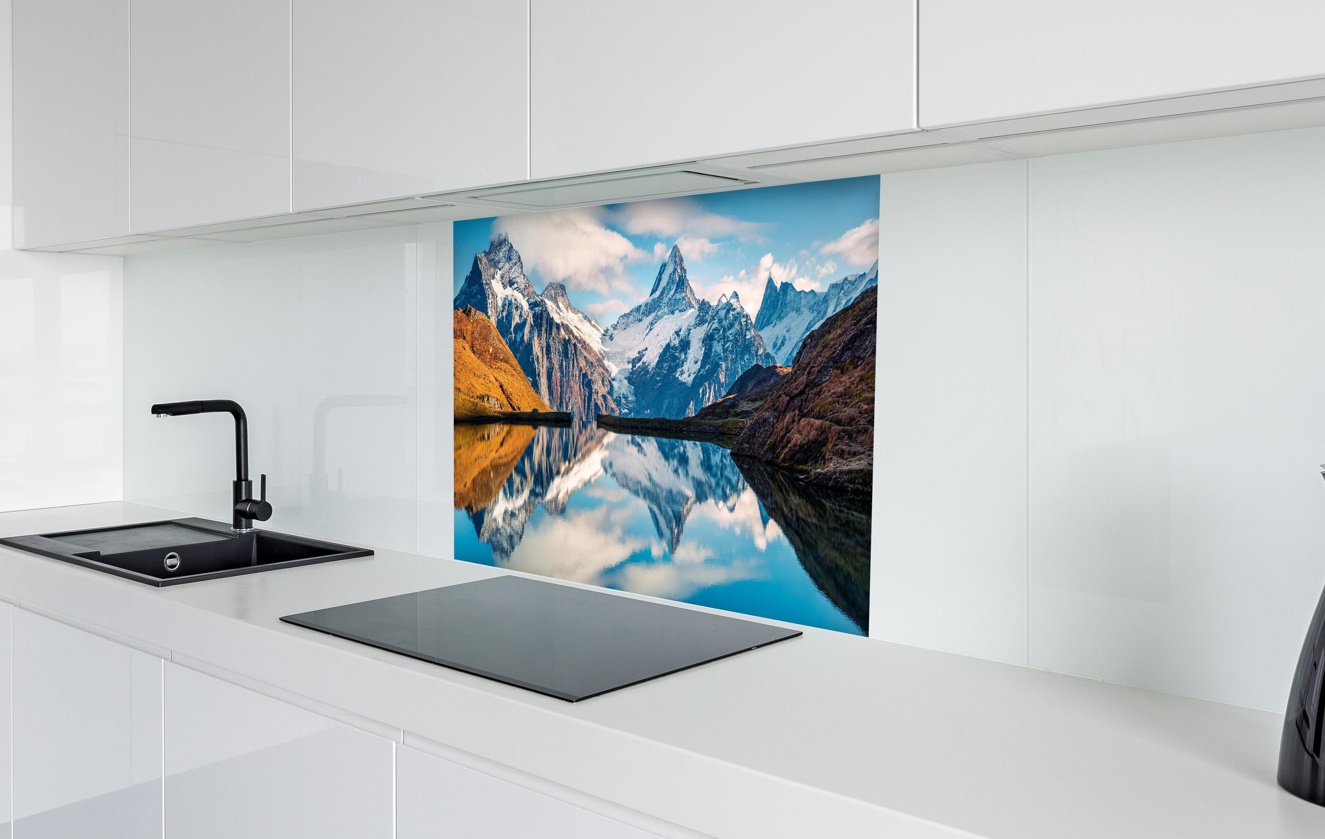 Spritzschutz - Panoramablick auf Bachalpsee in weißer Hochglanz-Küche hinter einem Cerankochfeld