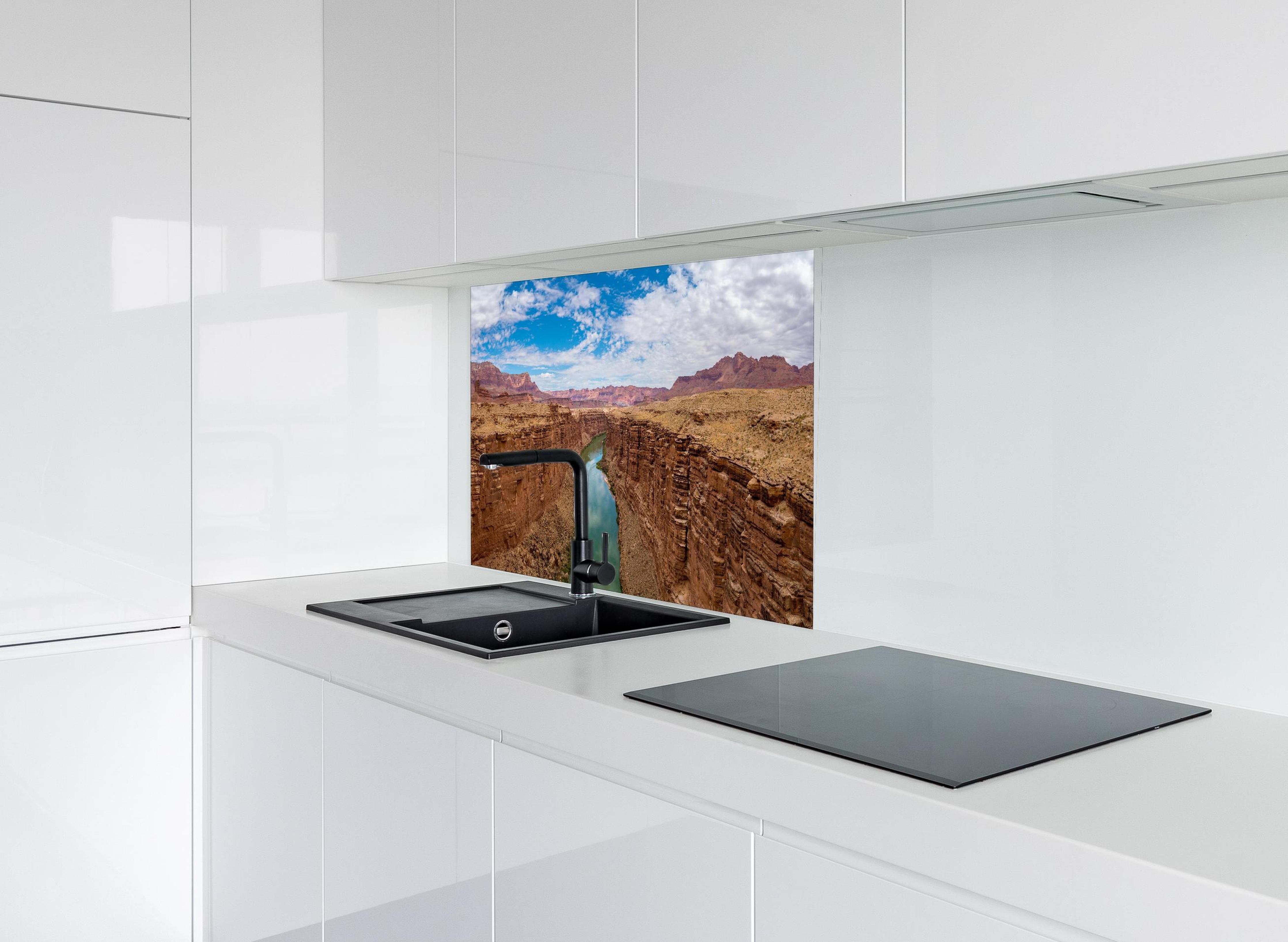 Spritzschutz - Panoramablick auf Colorado River - USA hinter modernem schwarz-matten Spülbecken in weißer Hochglanz-Küche